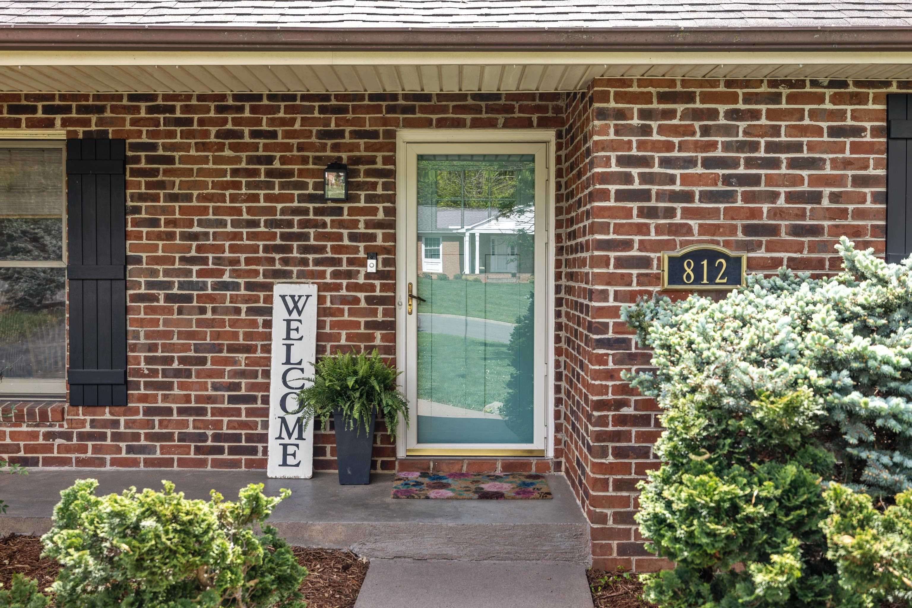 812 LAMMERMOOR DR