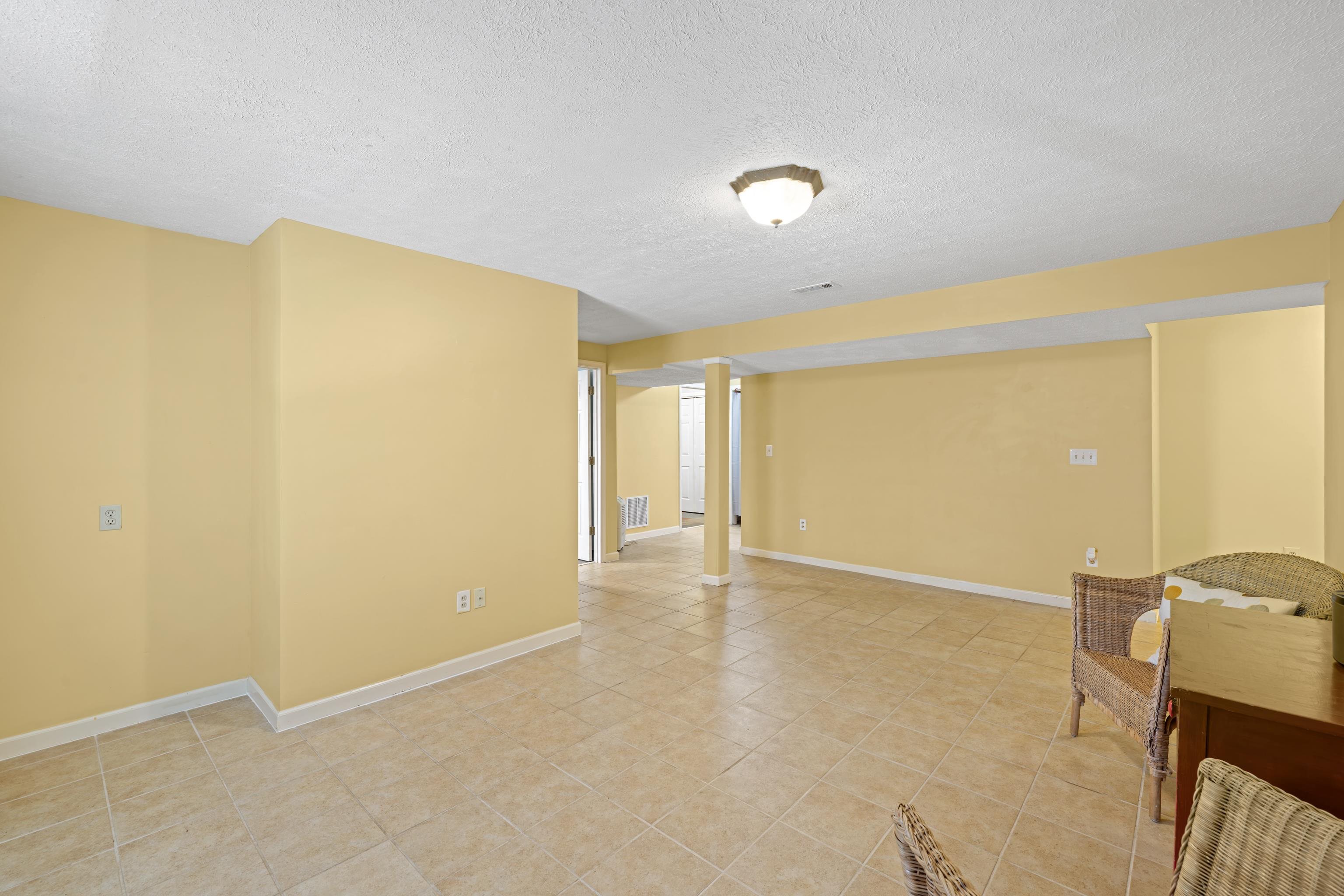 812 LAMMERMOOR DR