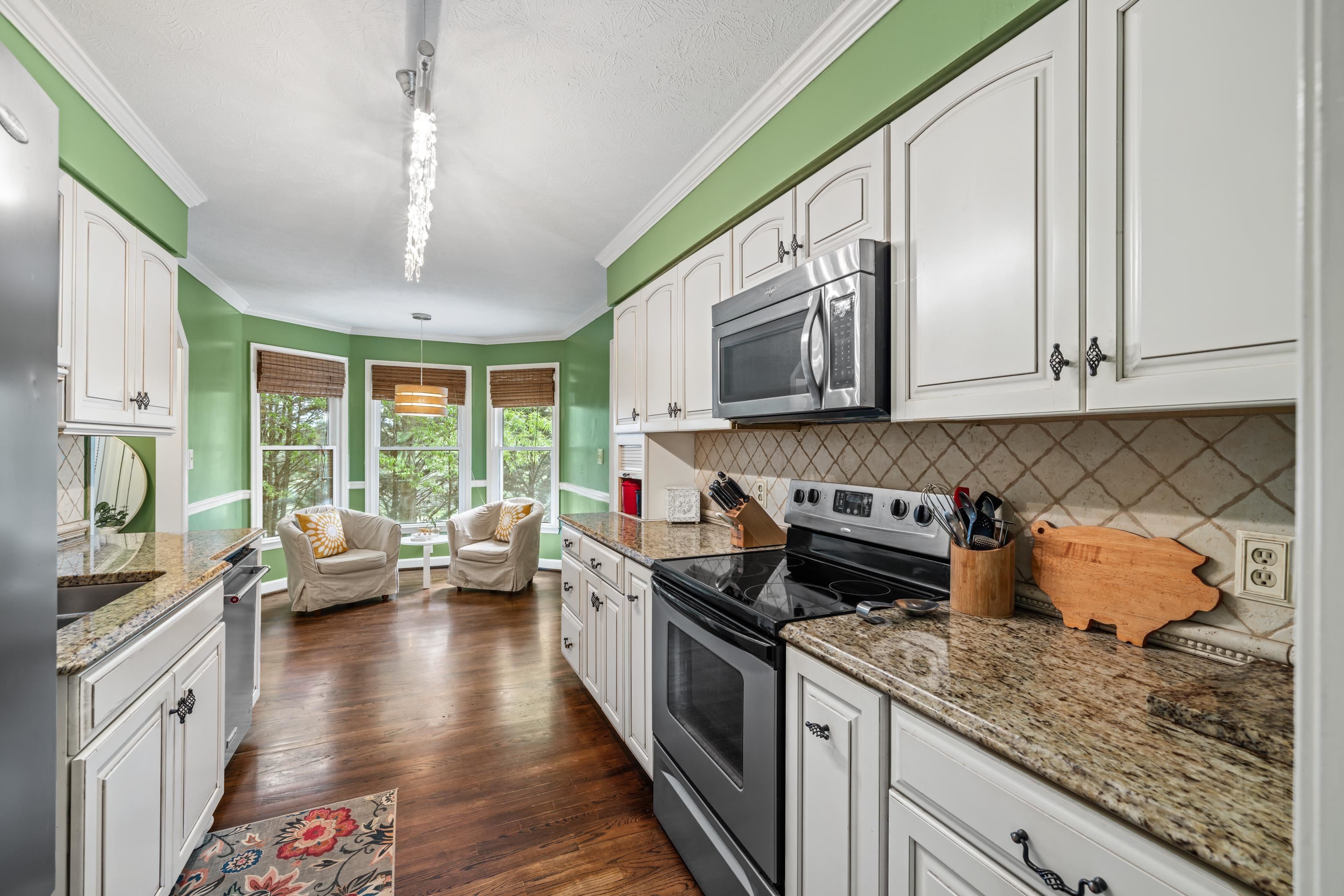 812 LAMMERMOOR DR