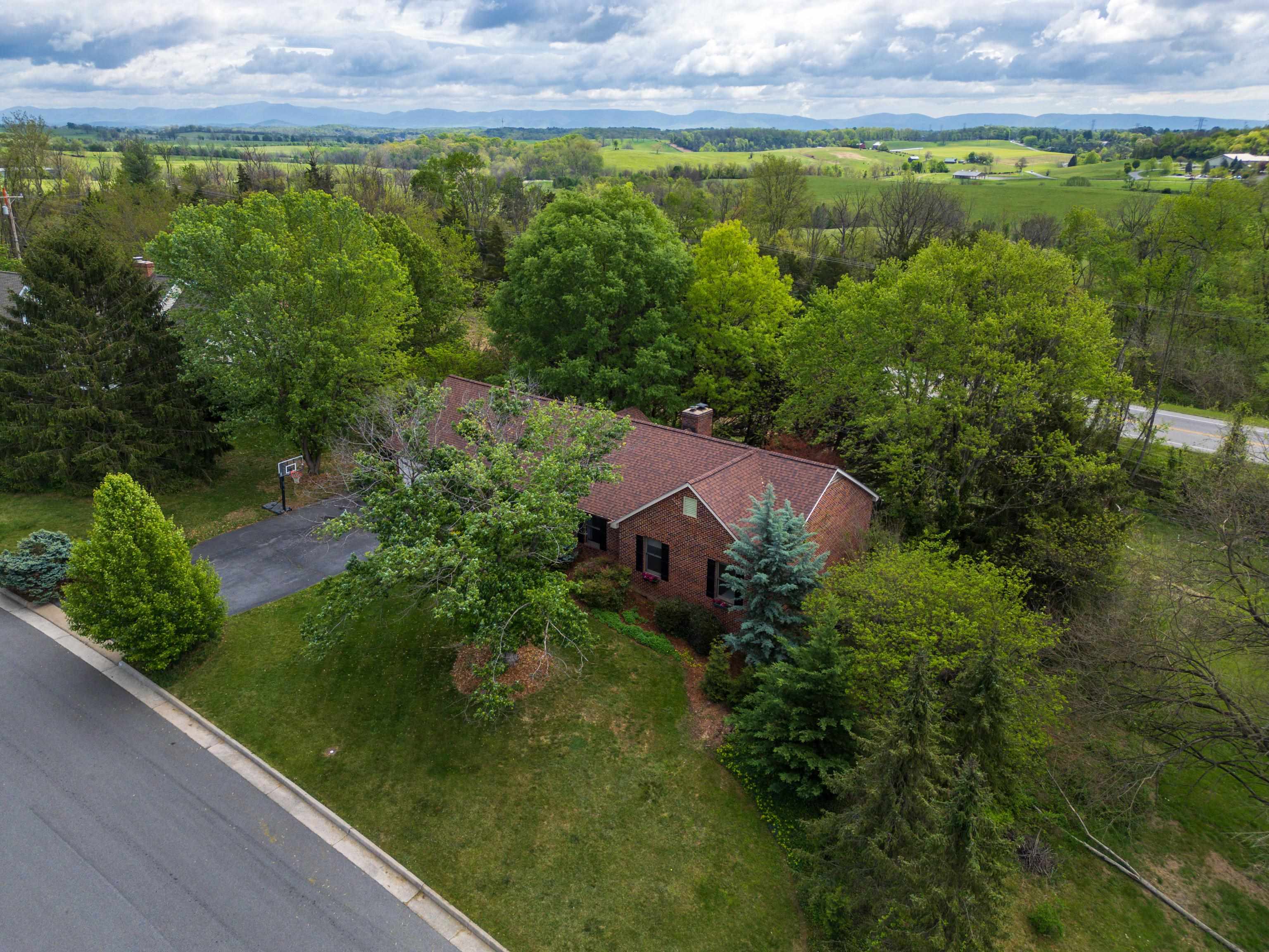 812 LAMMERMOOR DR