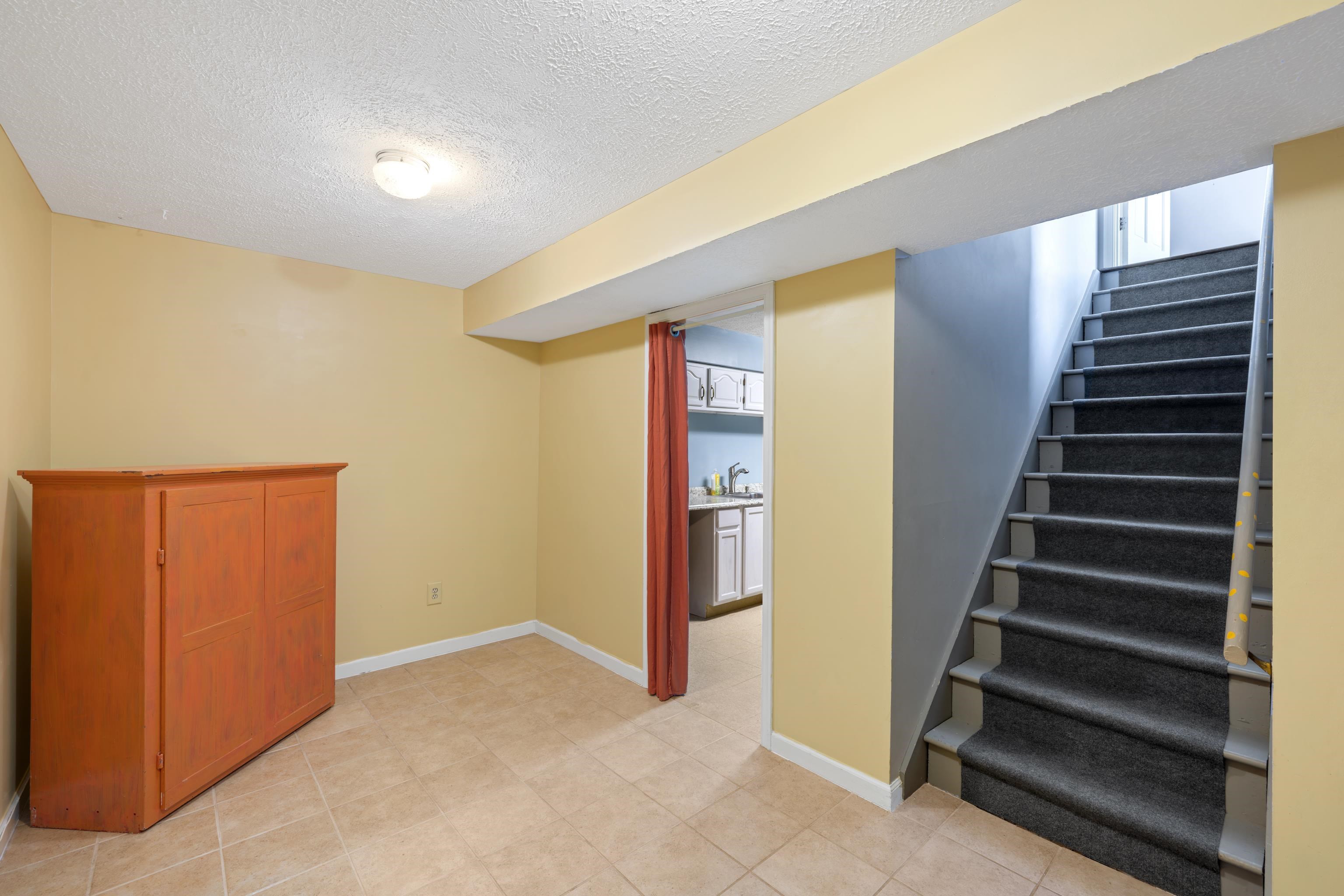 812 LAMMERMOOR DR