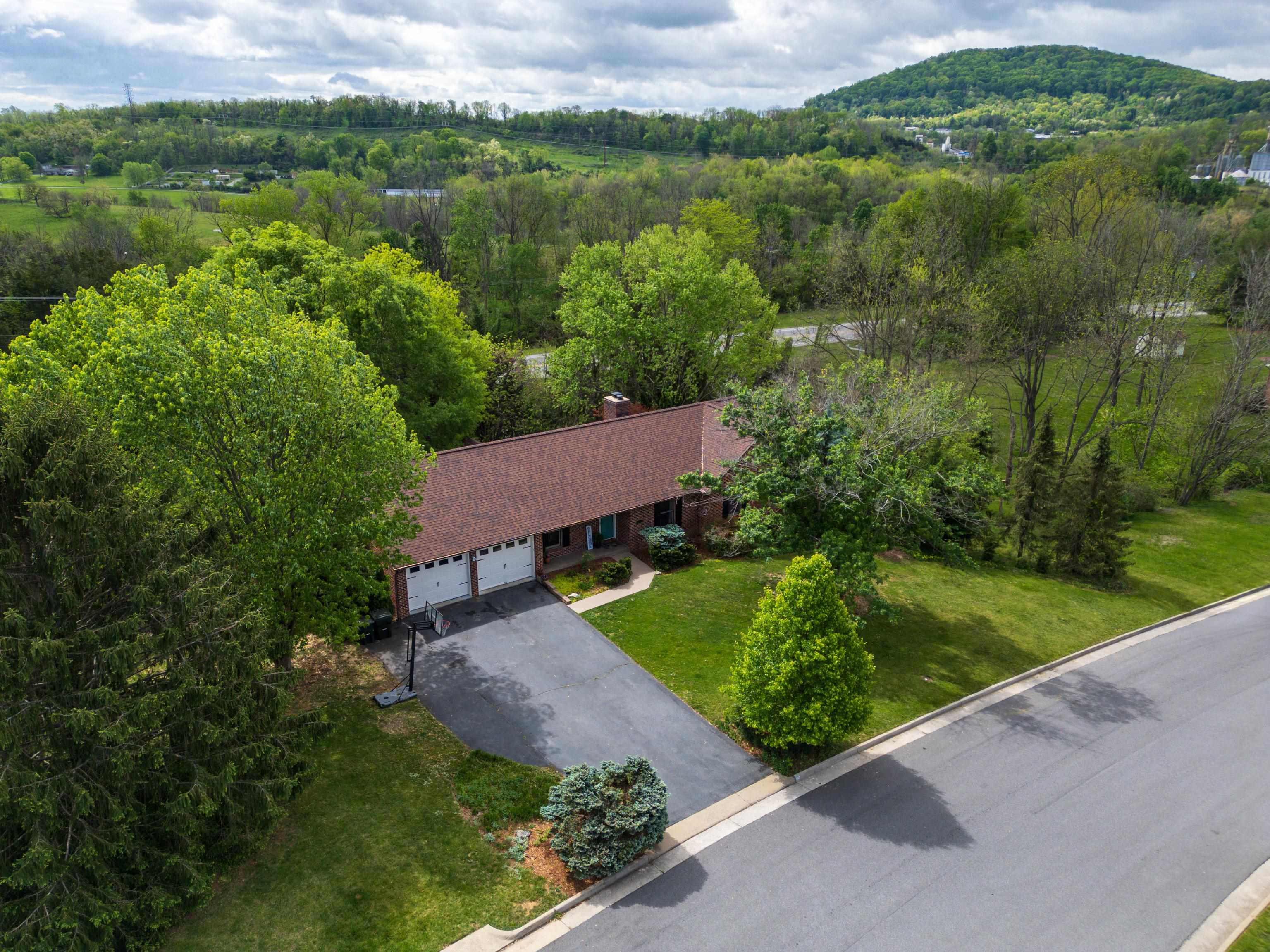 812 LAMMERMOOR DR