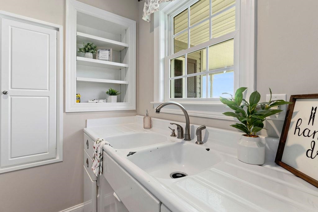 1916 TINKLING SPRING DR