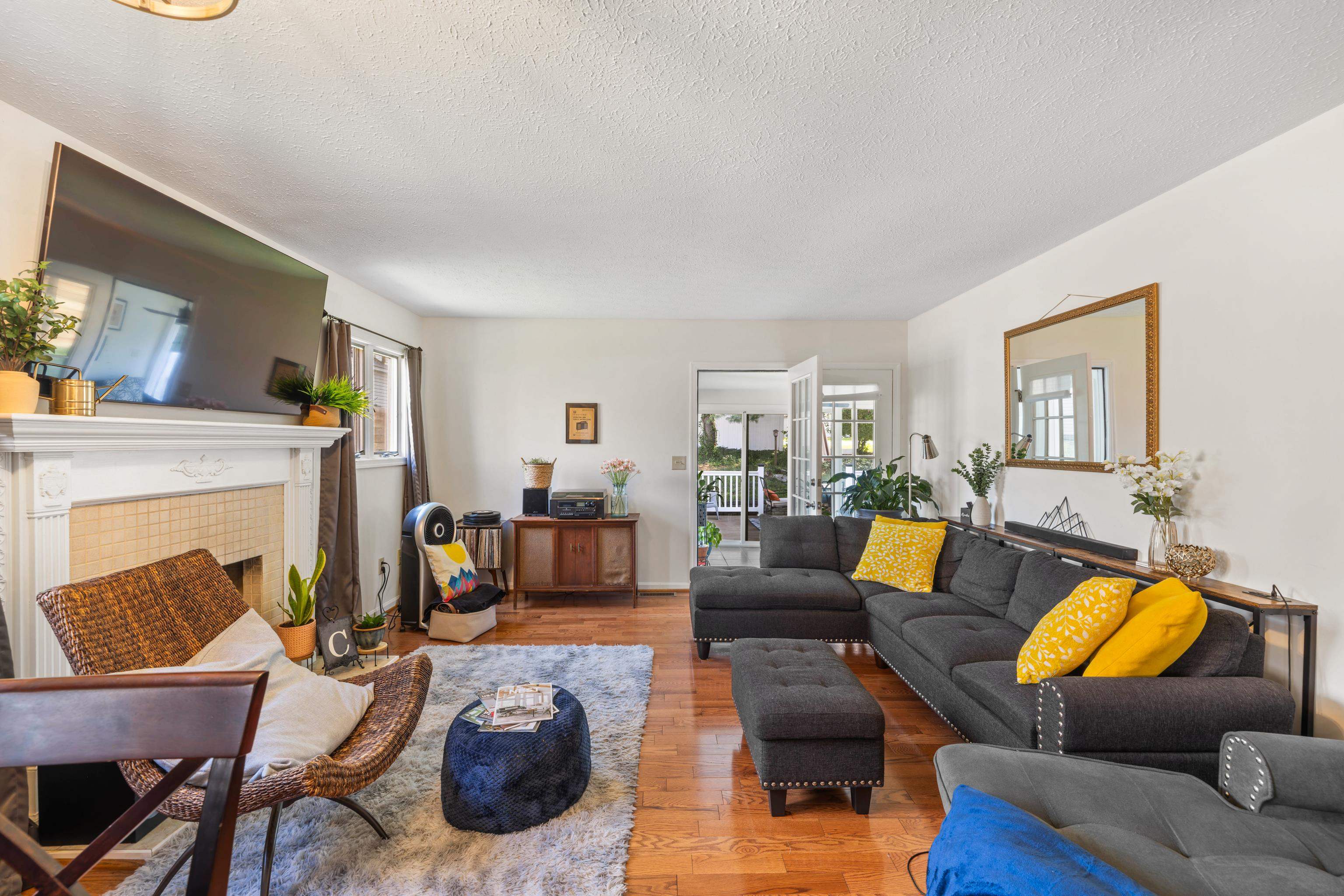 109 BROOK CT