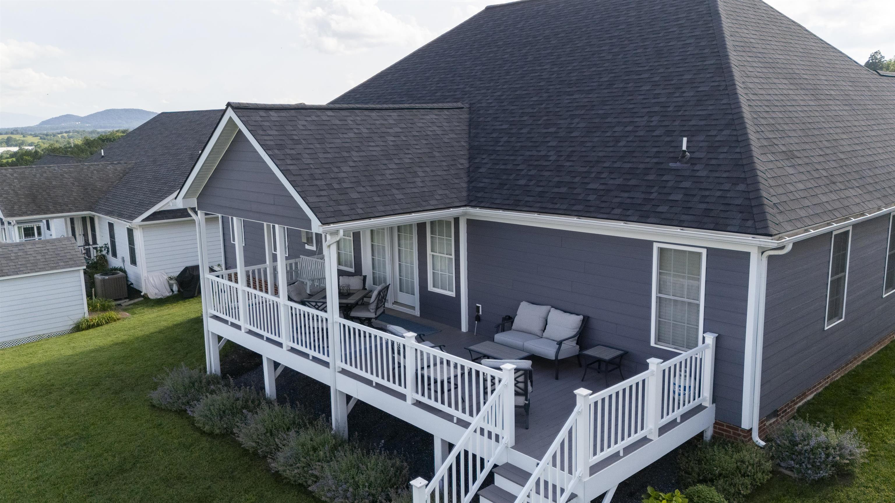 203 STONEWALL JACKSON BLVD