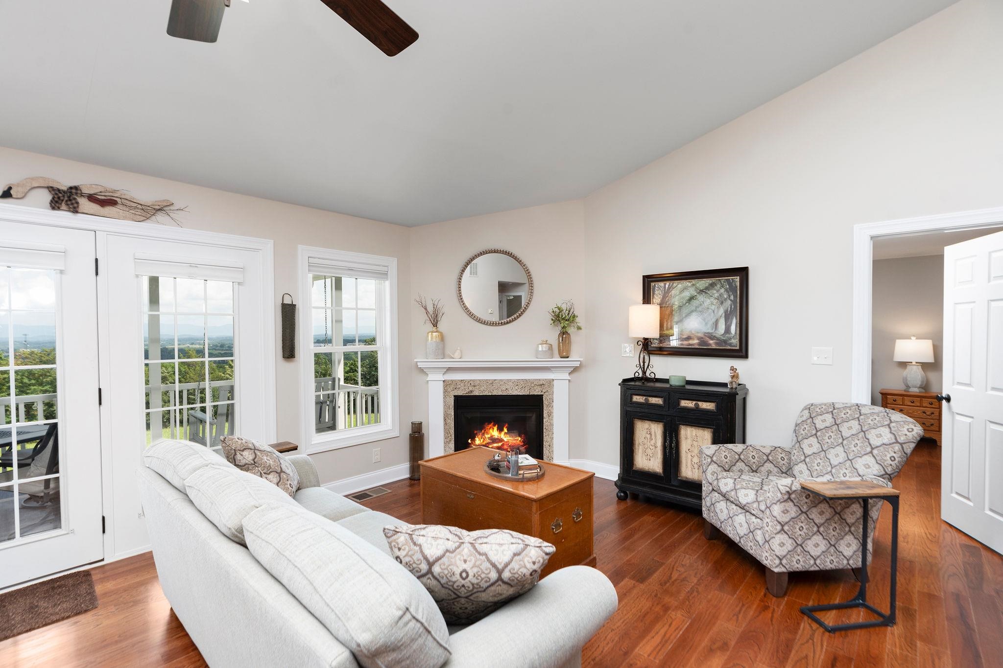 203 STONEWALL JACKSON BLVD