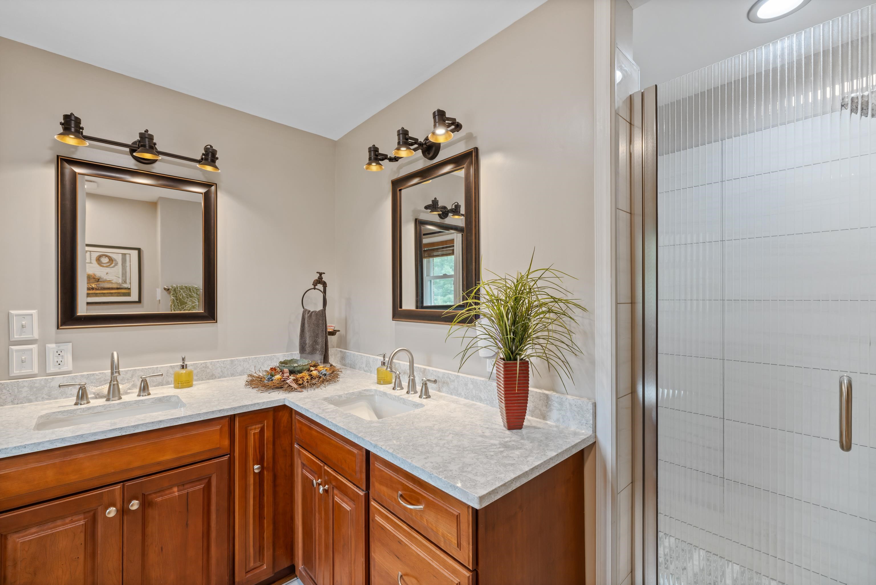 125 WARREN OAKS LN