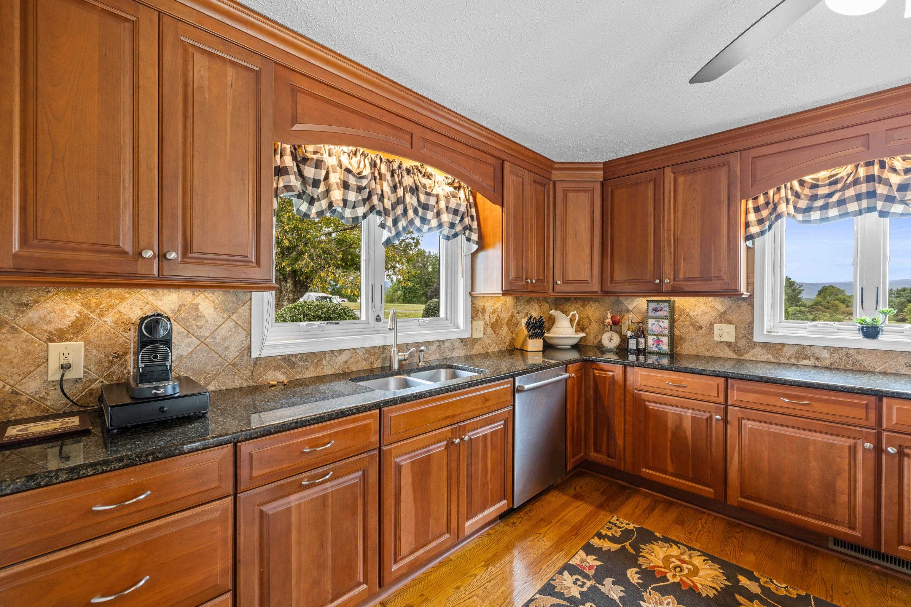 125 WARREN OAKS LN