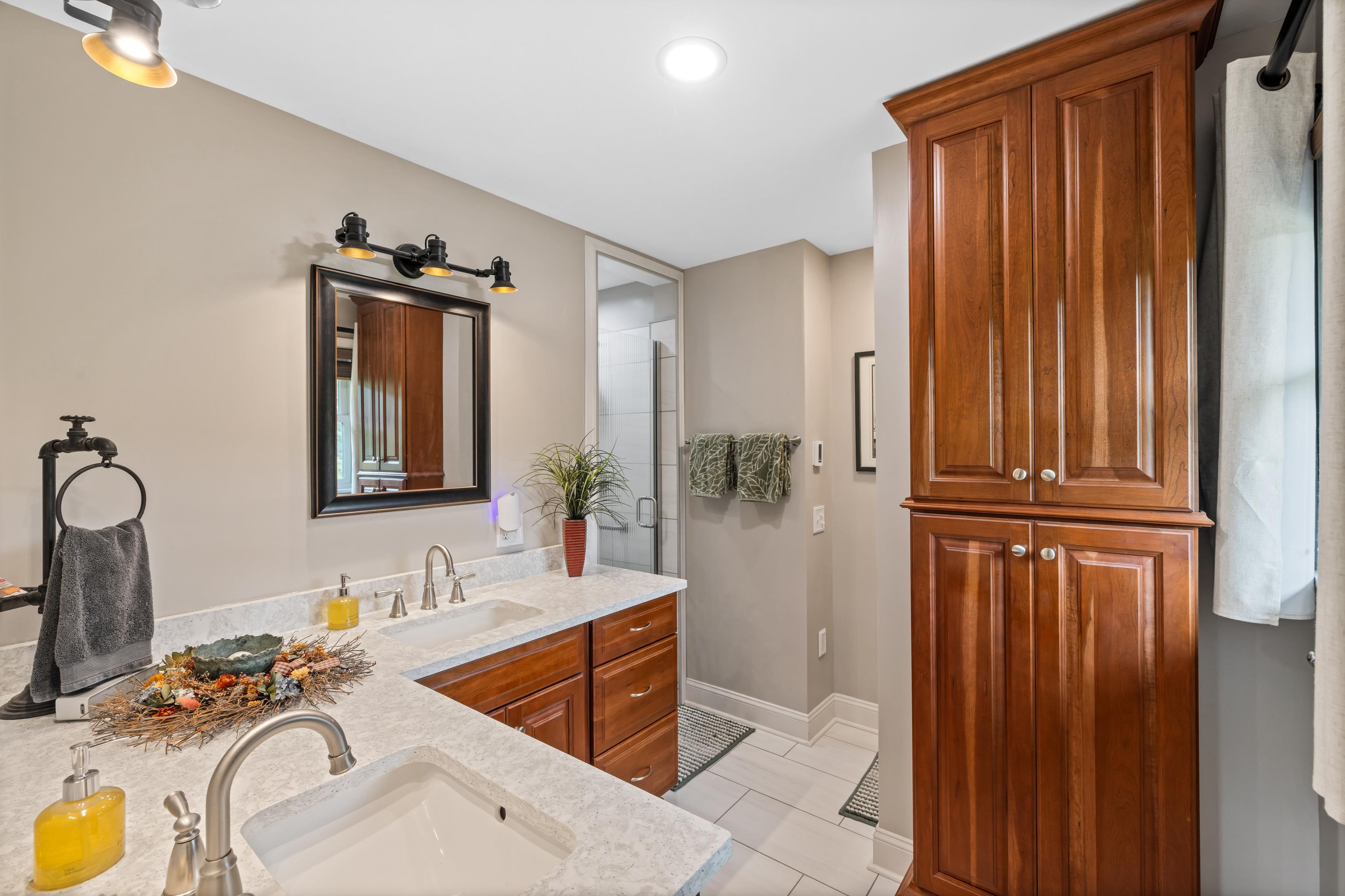 125 WARREN OAKS LN