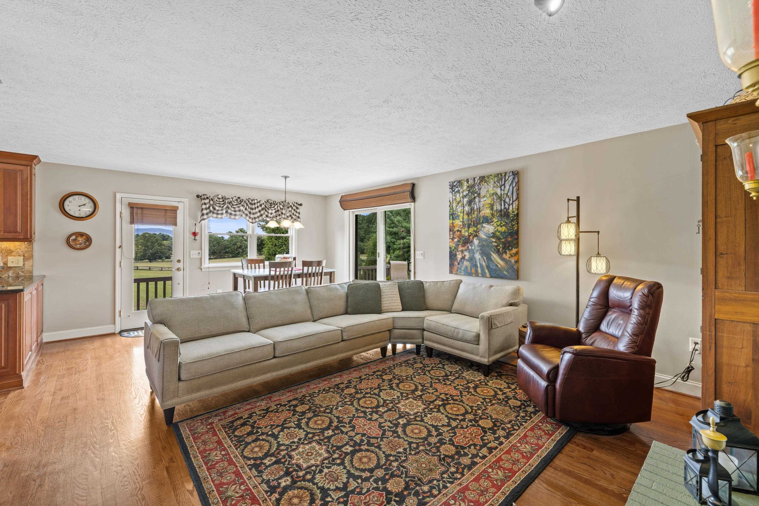 125 WARREN OAKS LN