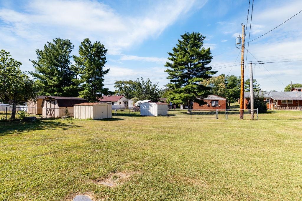 907 COUNTRY CLUB RD