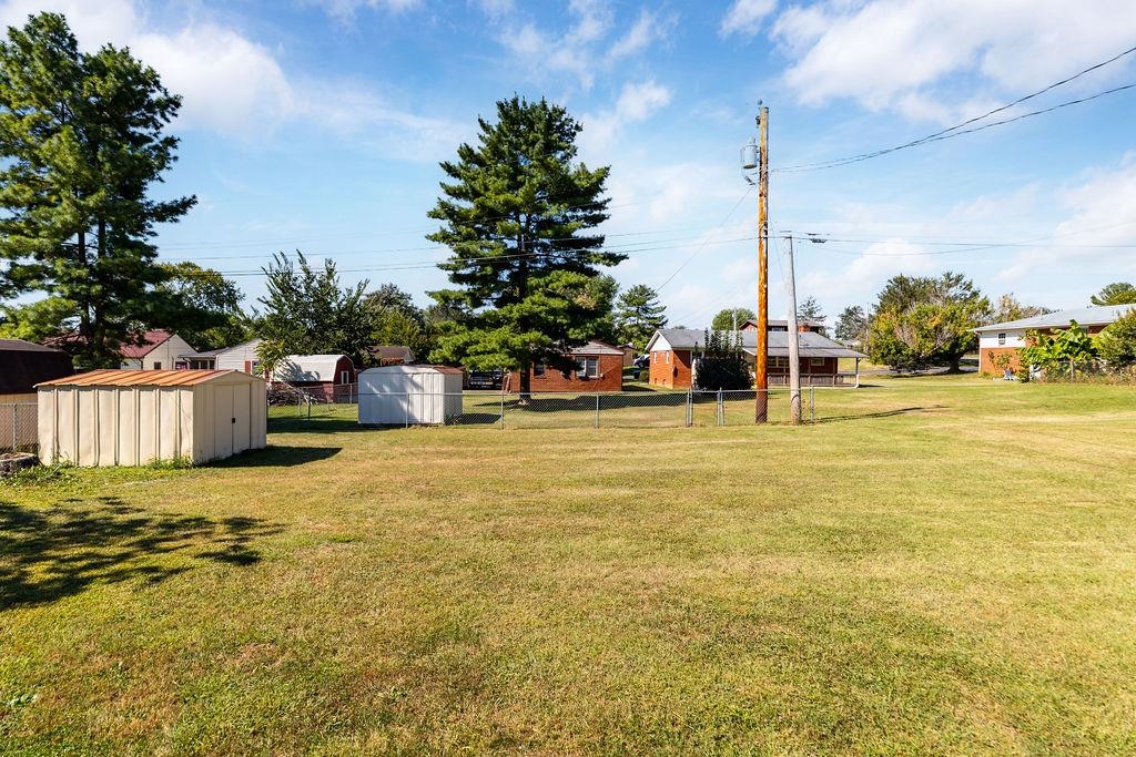 907 COUNTRY CLUB RD