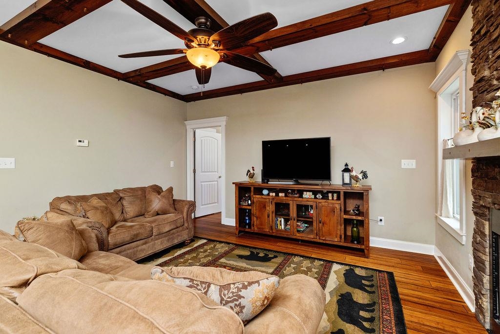290 WINDSOR DR