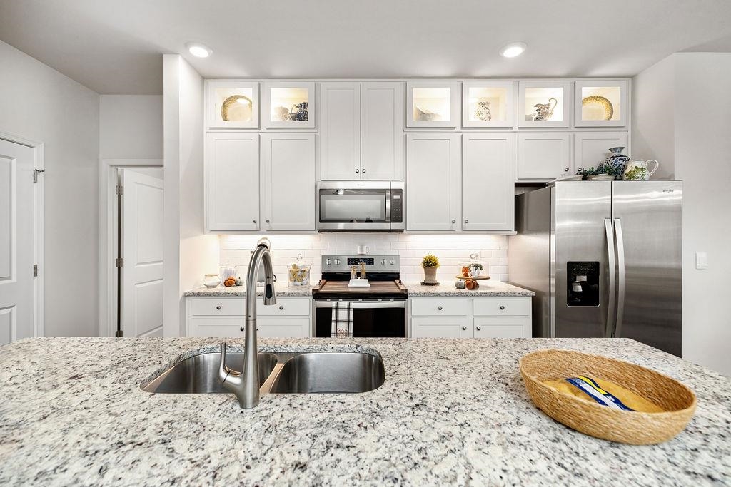 411 STONEWALL JACKSON BLVD