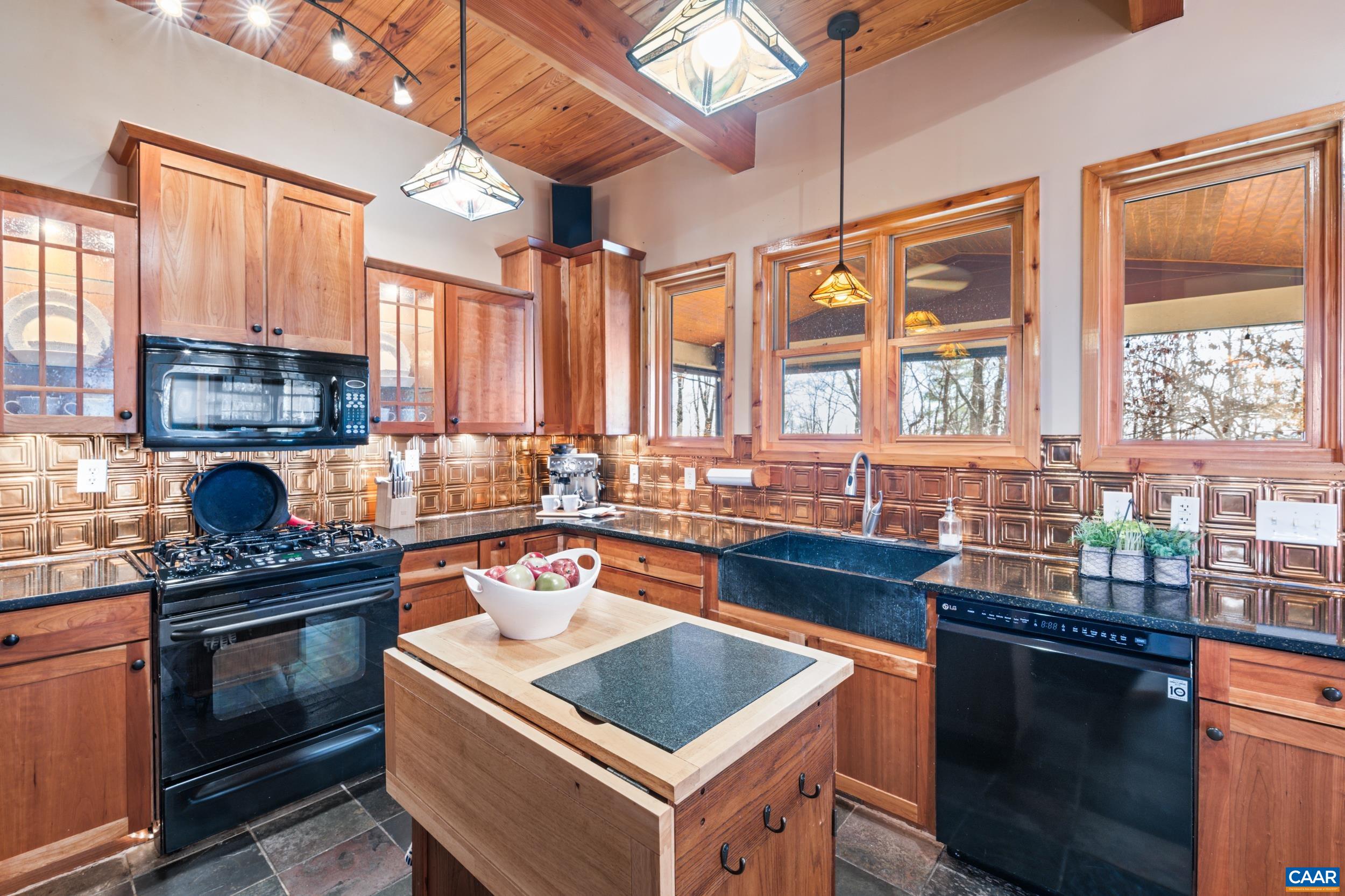 6696 HIGHLANDER WAY