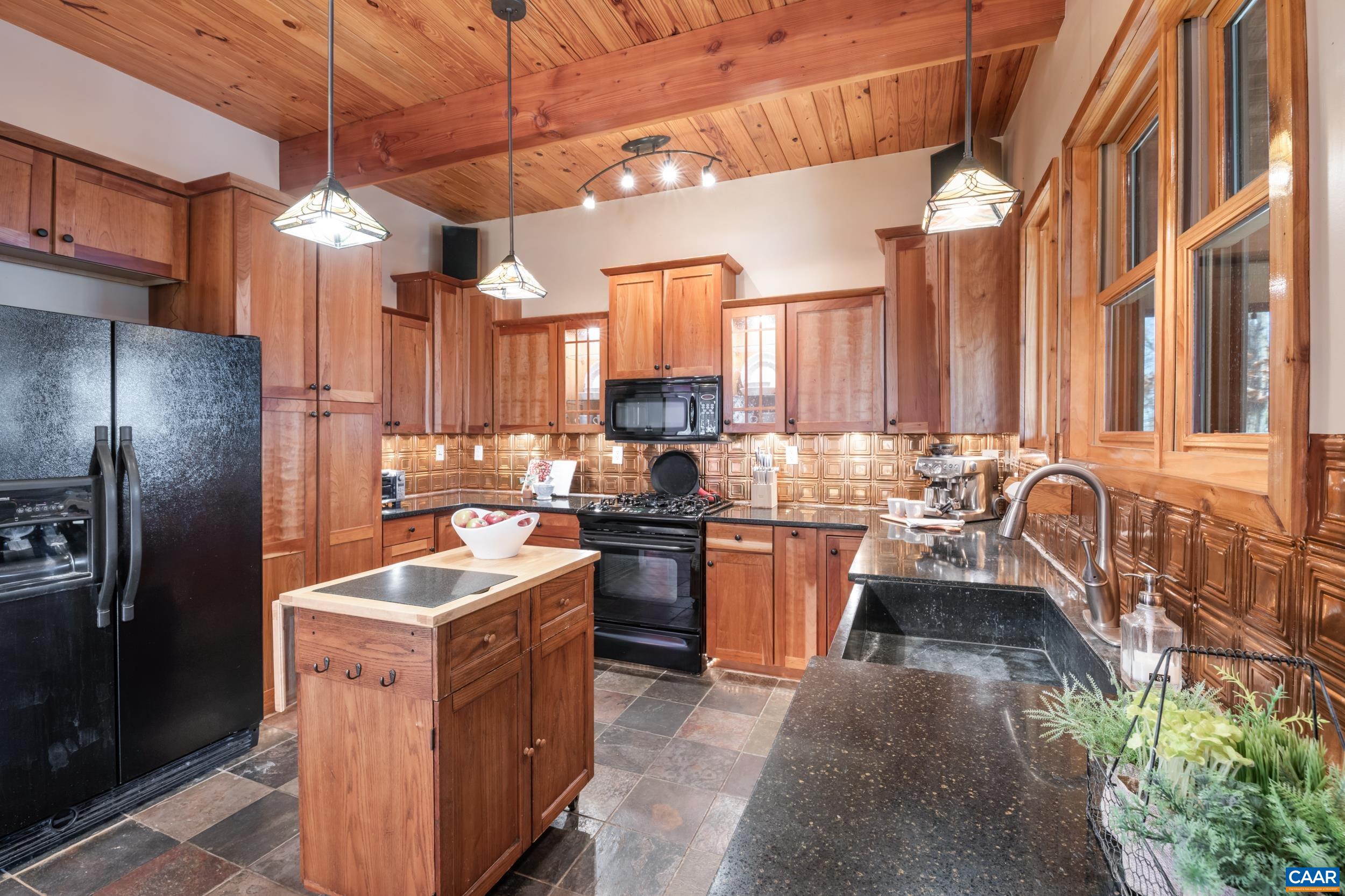 6696 HIGHLANDER WAY
