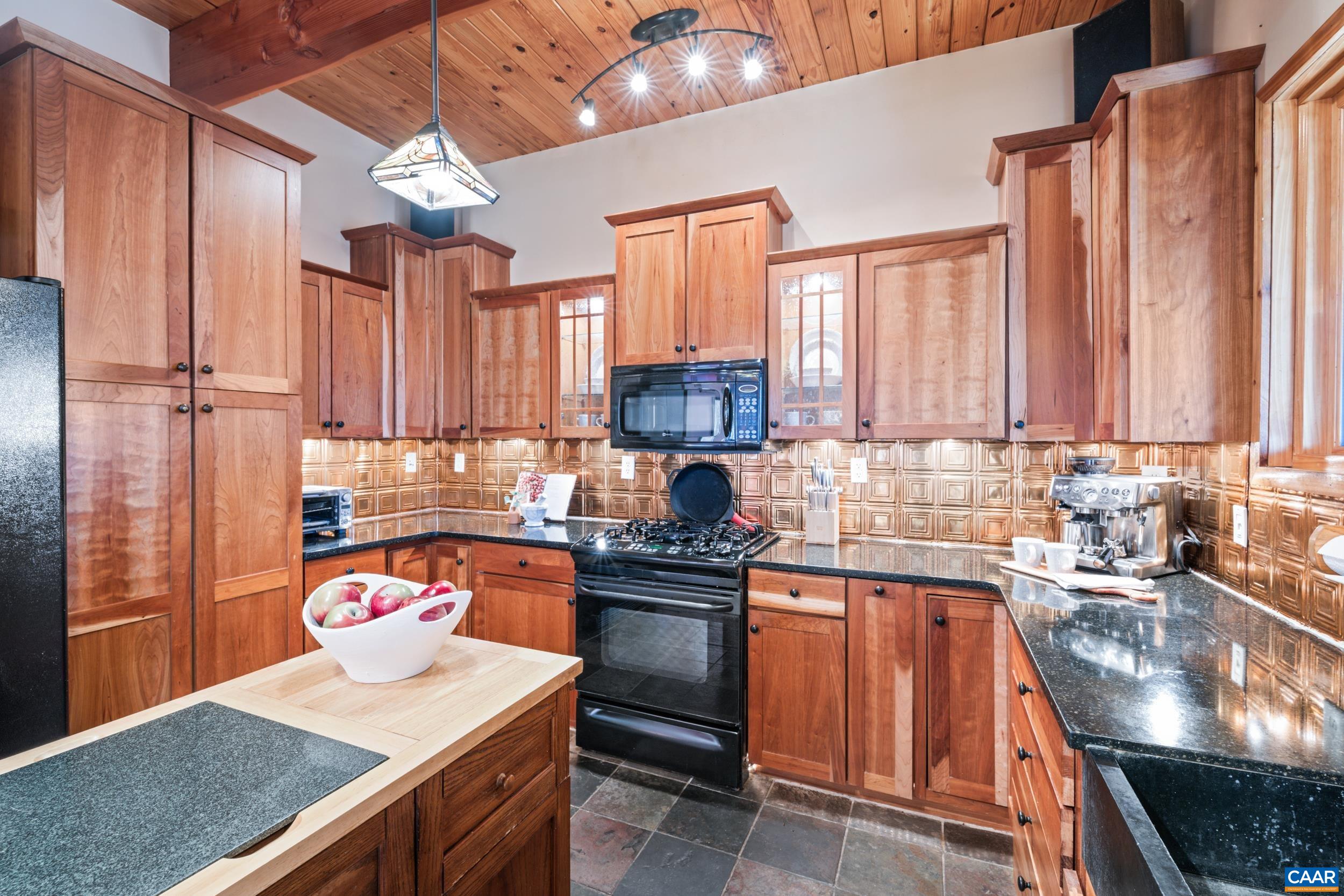 6696 HIGHLANDER WAY