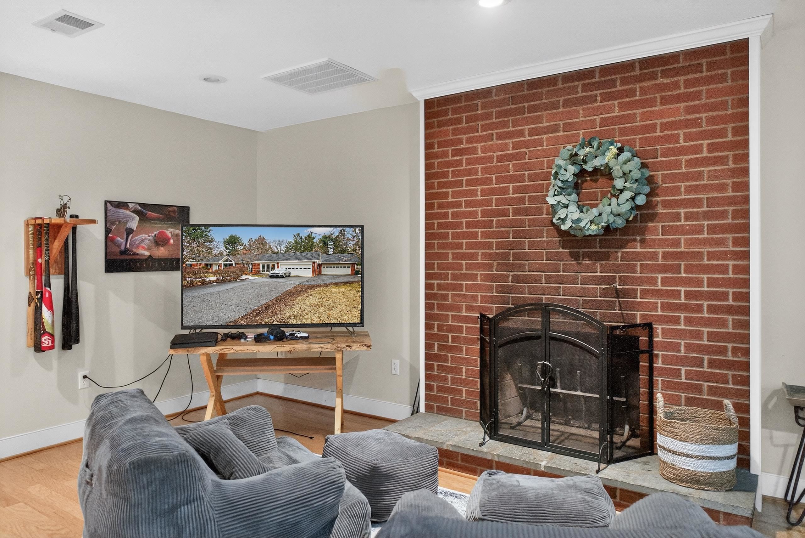 829 GREENWAY CIR