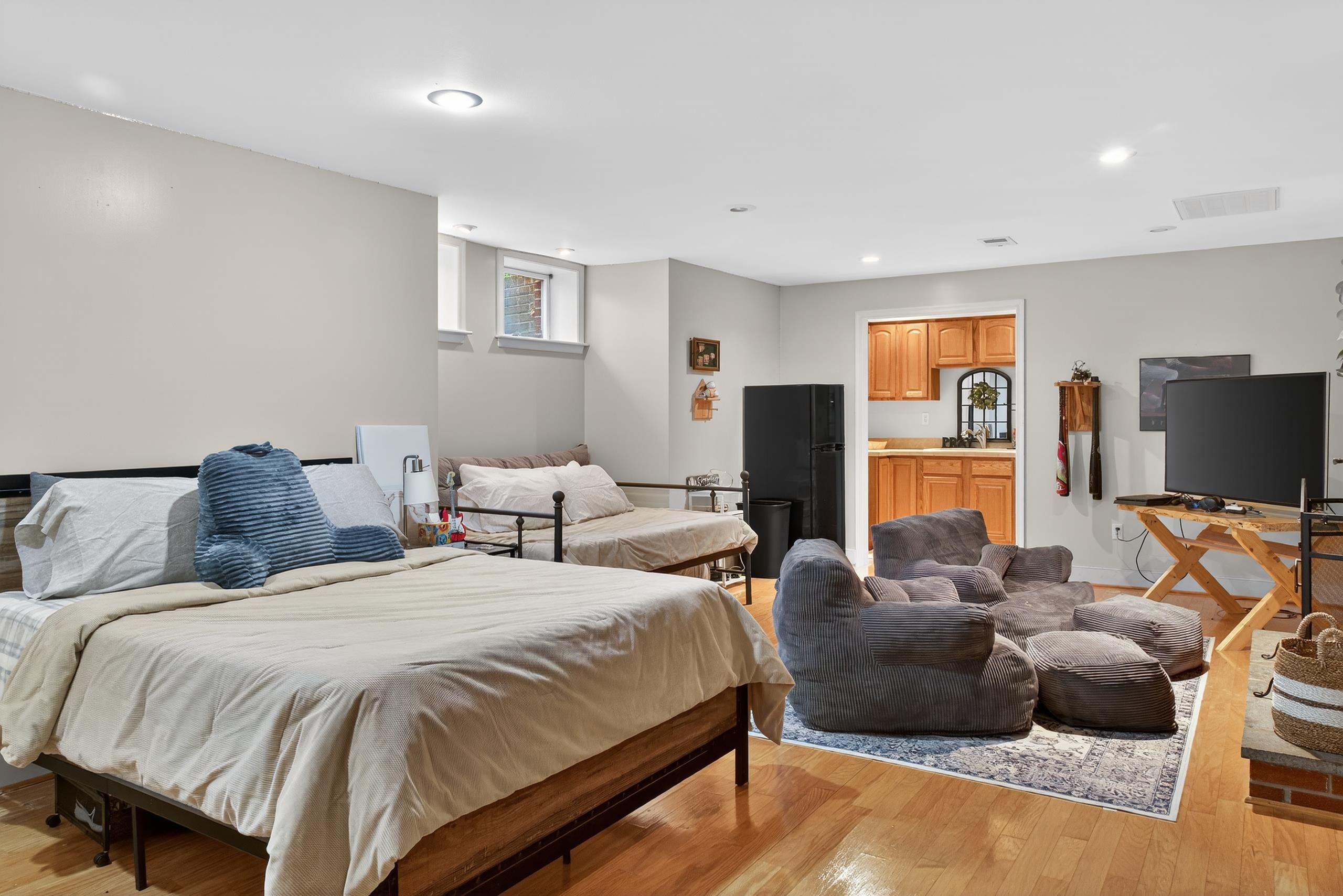 829 GREENWAY CIR