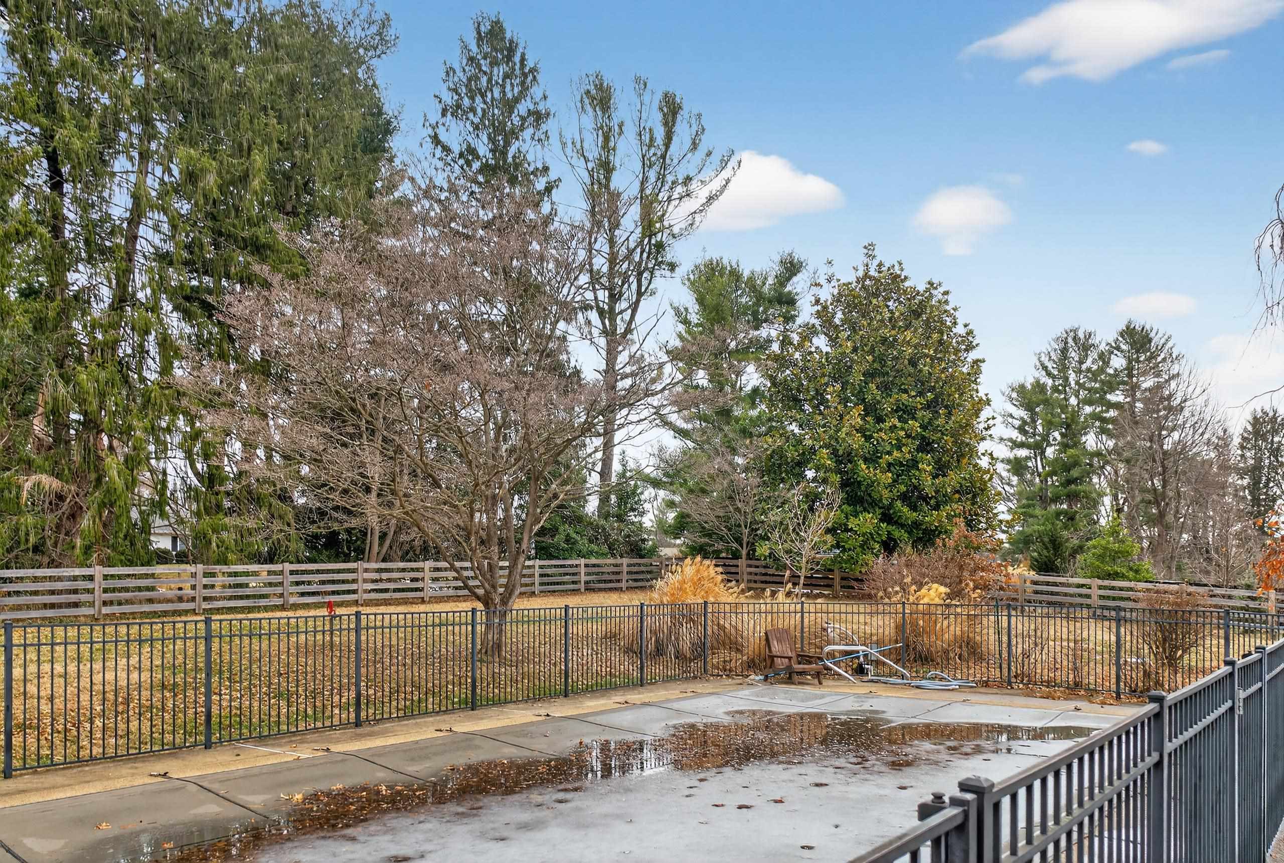 829 GREENWAY CIR