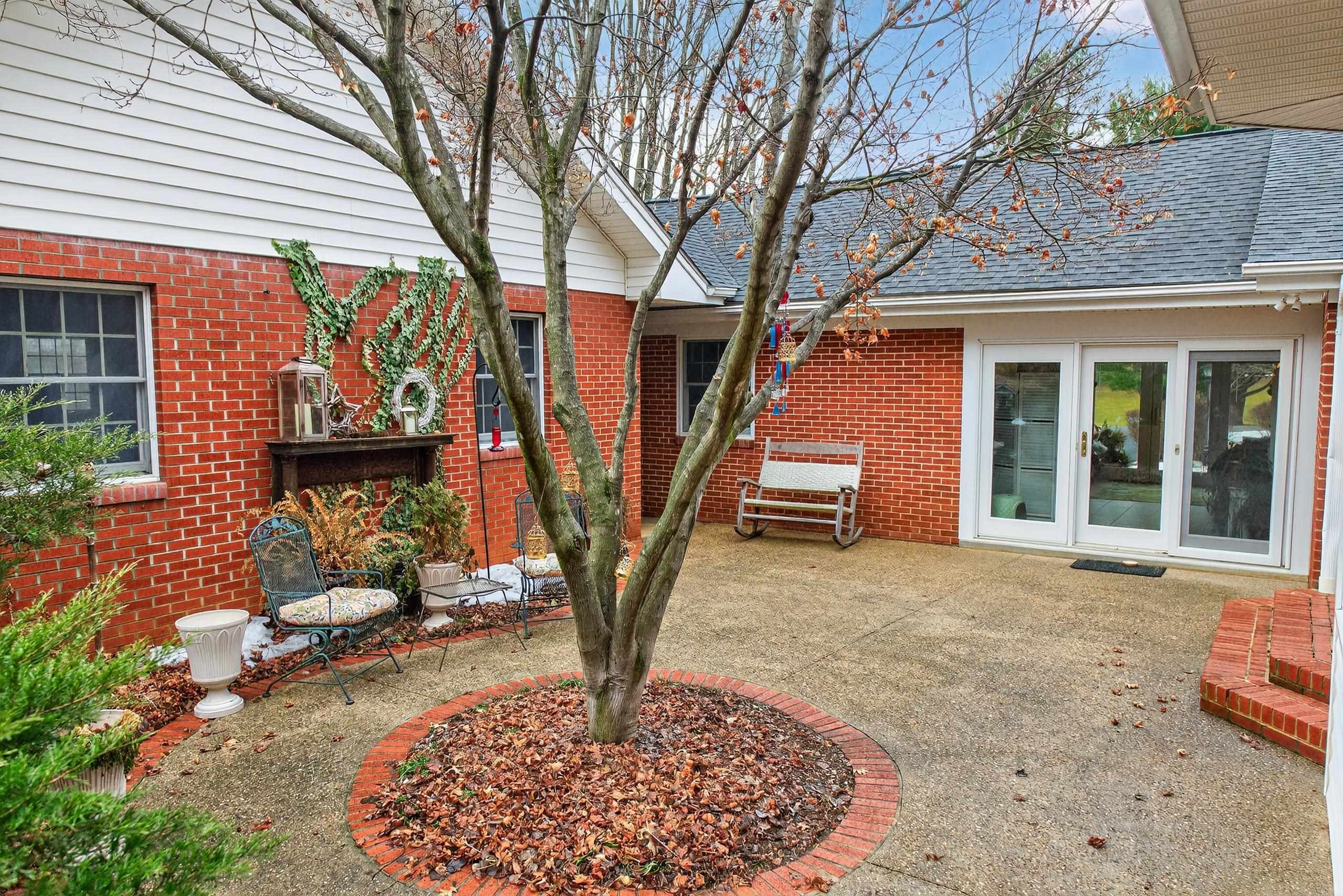829 GREENWAY CIR