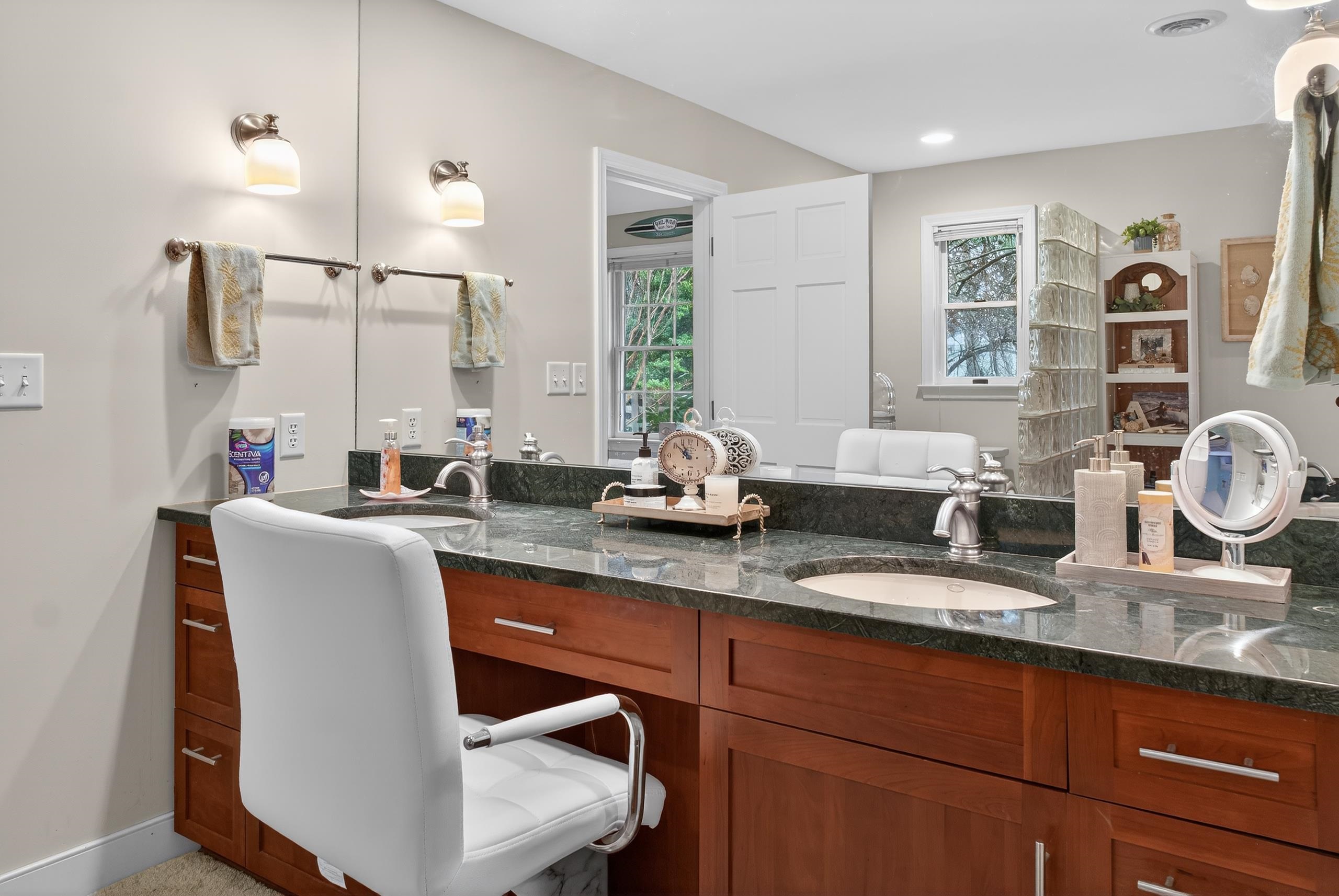829 GREENWAY CIR