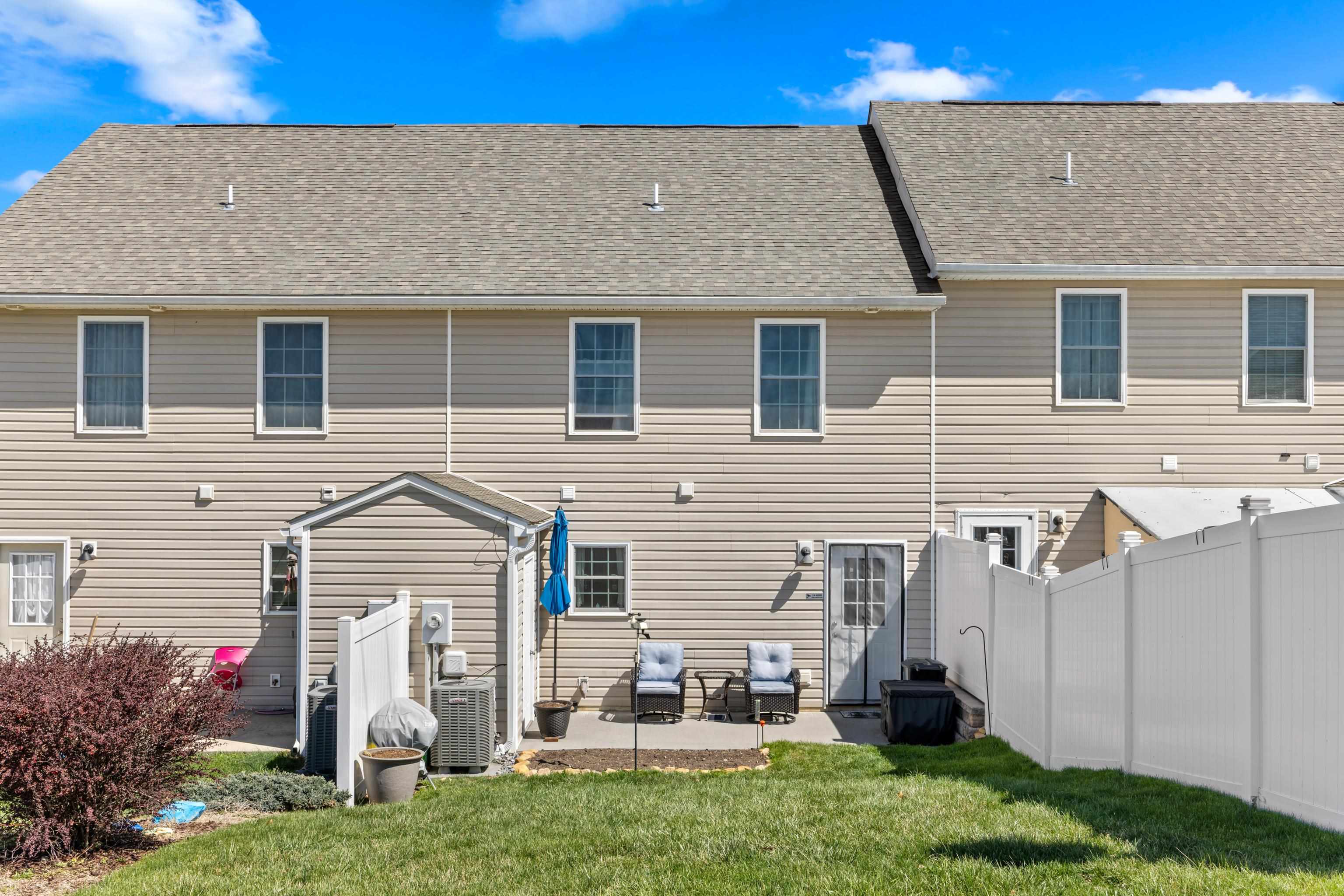 809 CARSON CIR
