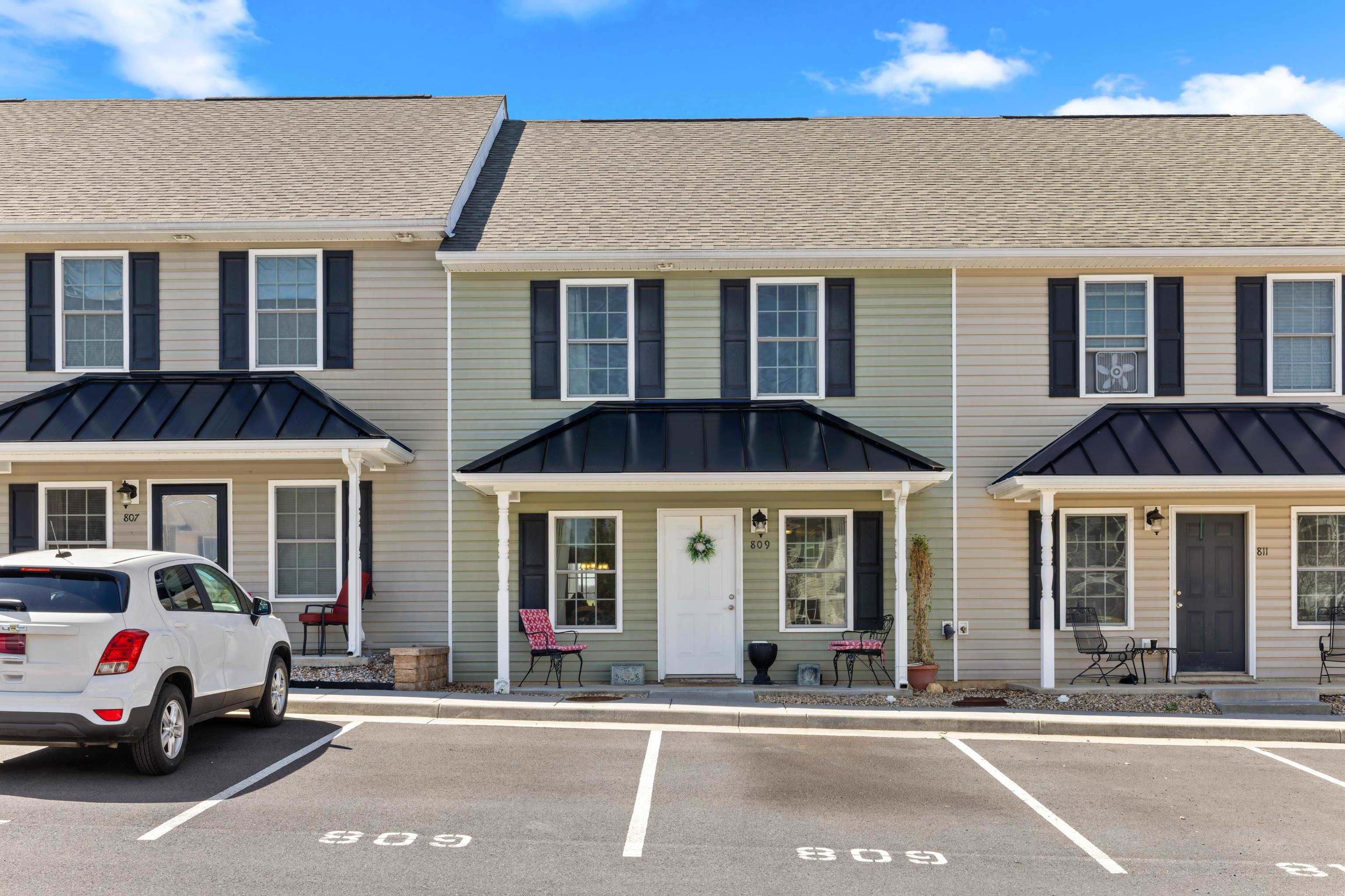 809 CARSON CIR