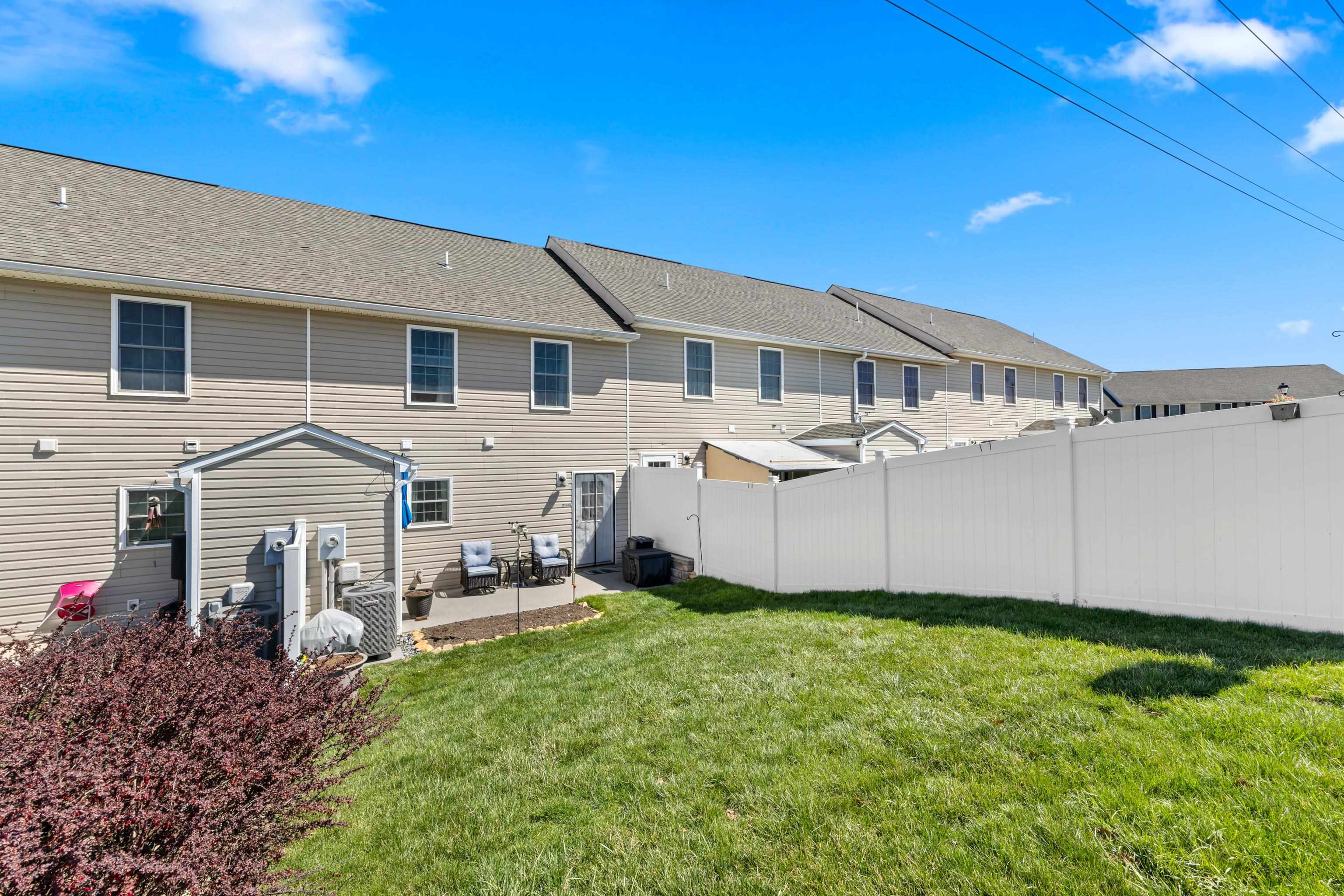 809 CARSON CIR