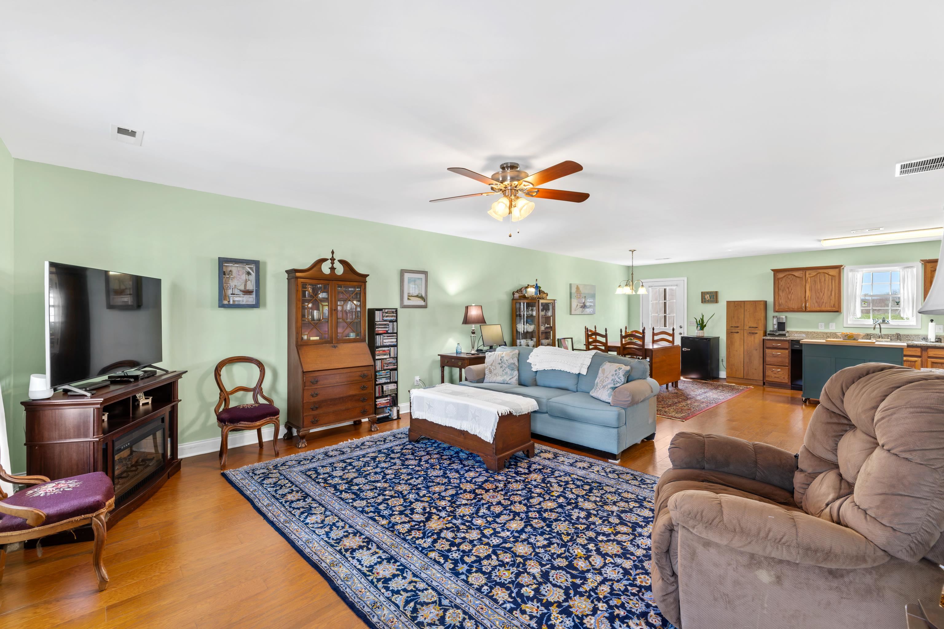 809 CARSON CIR