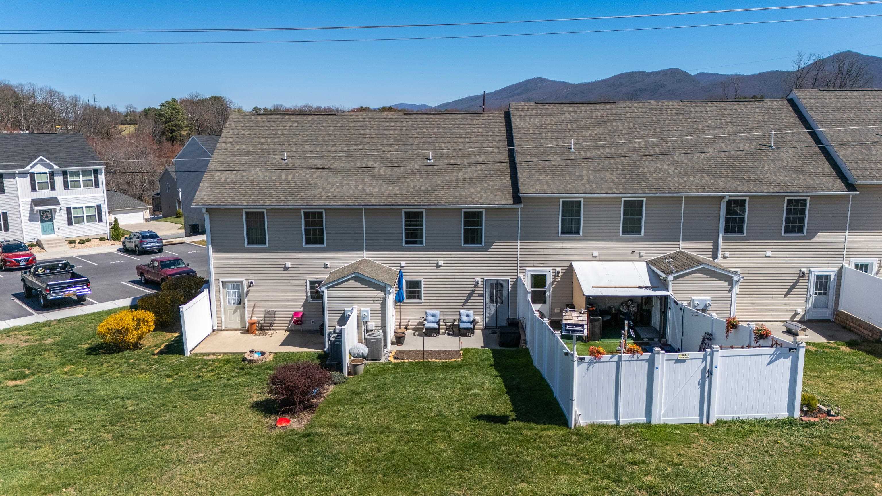 809 CARSON CIR