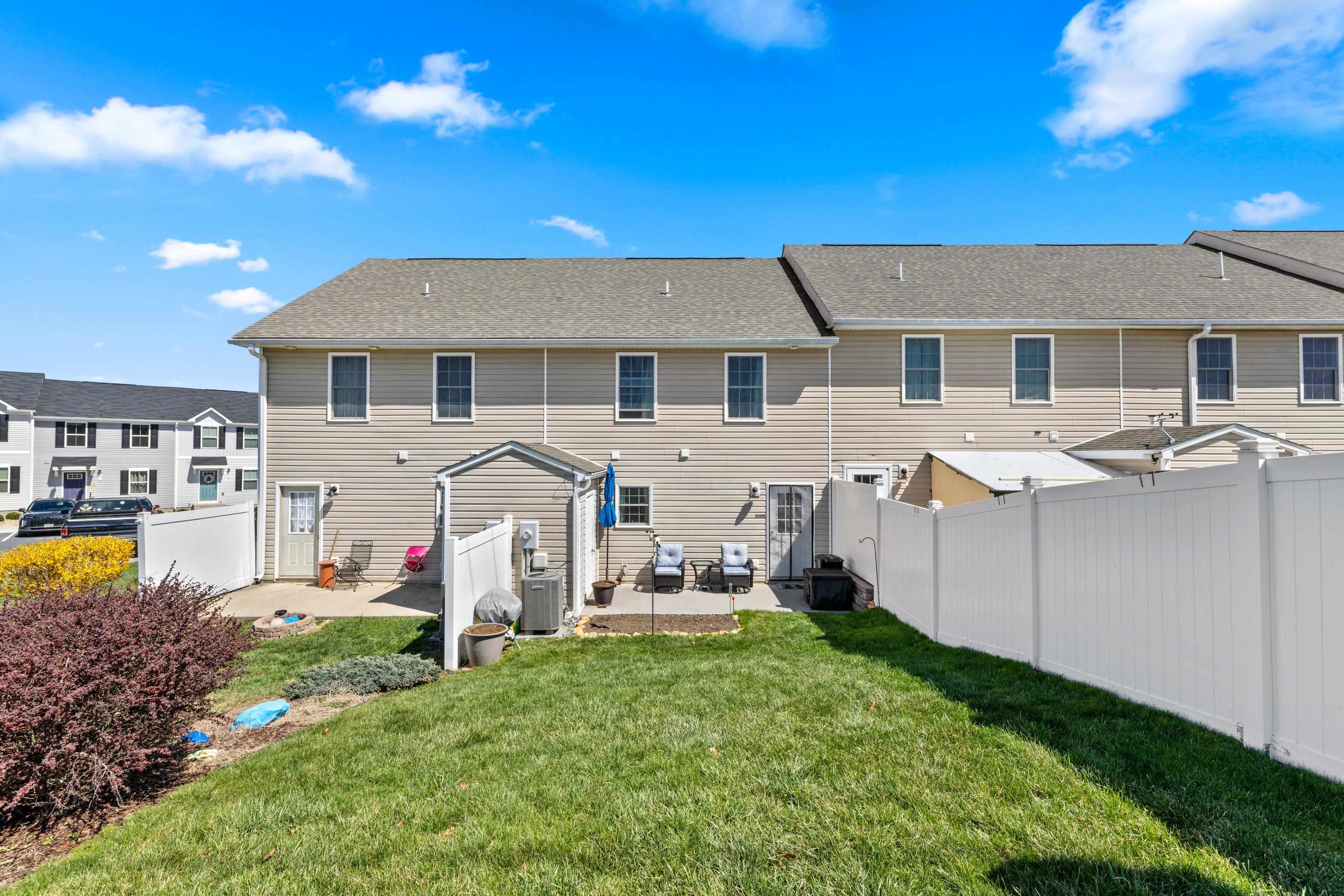 809 CARSON CIR
