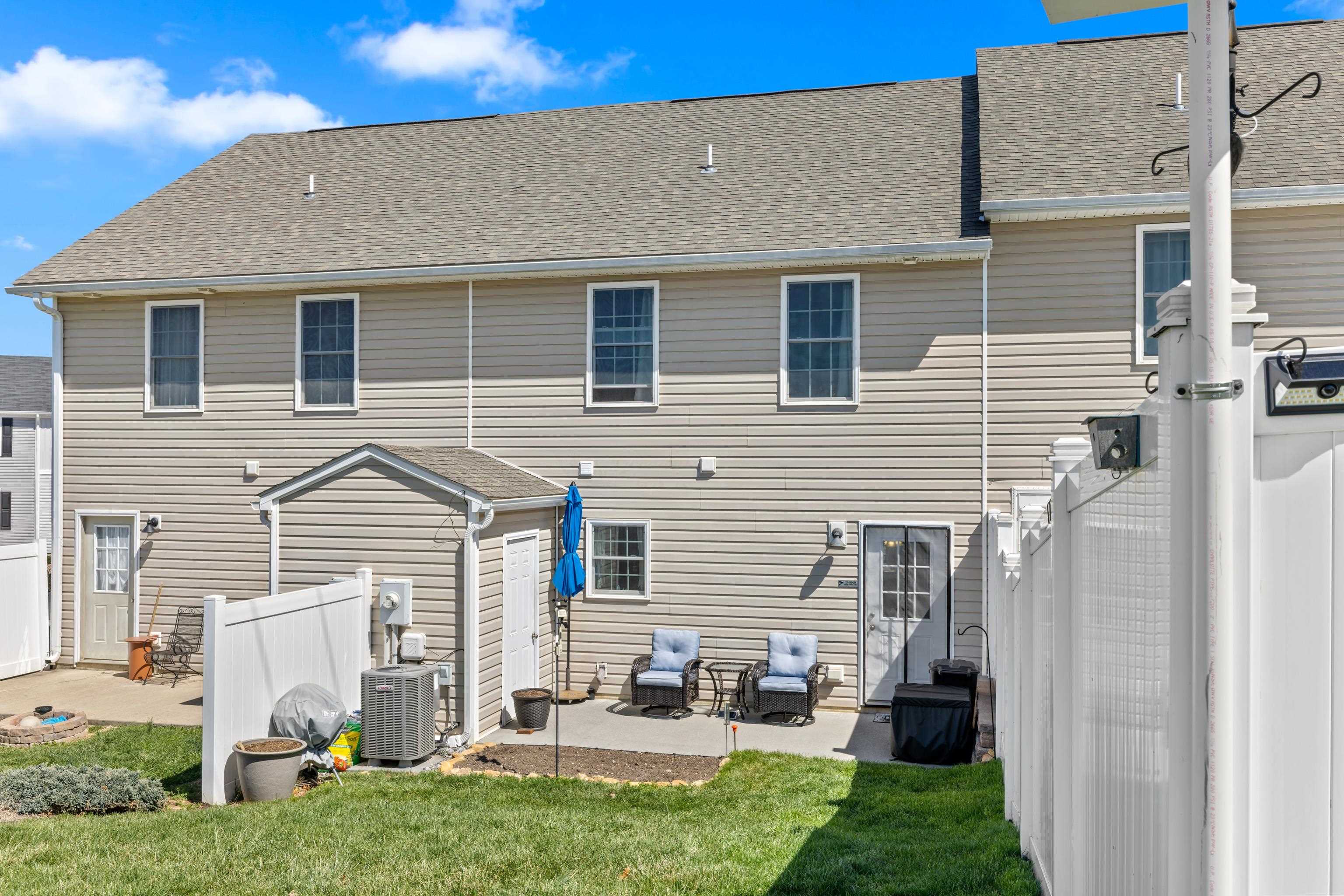 809 CARSON CIR