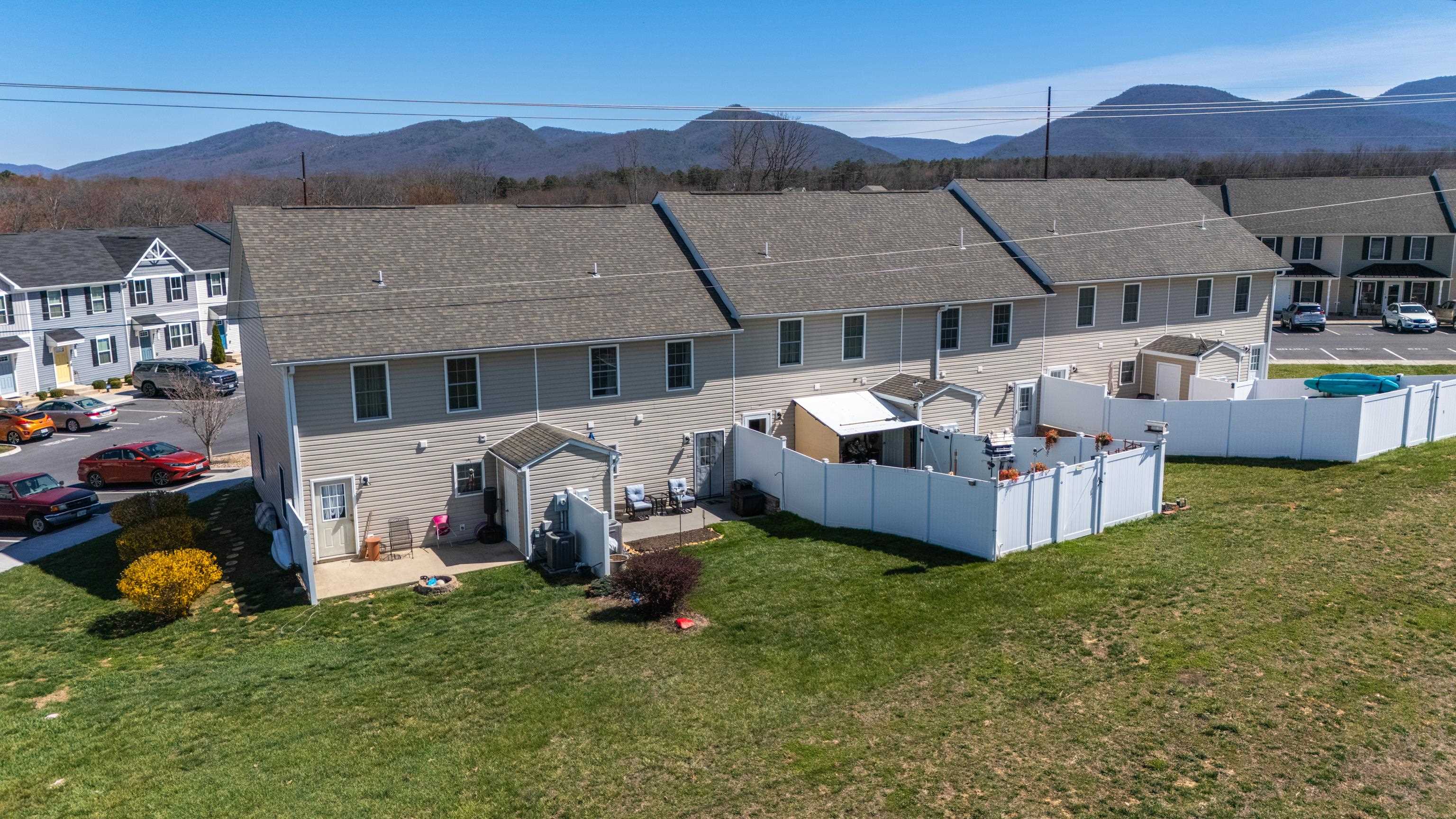 809 CARSON CIR