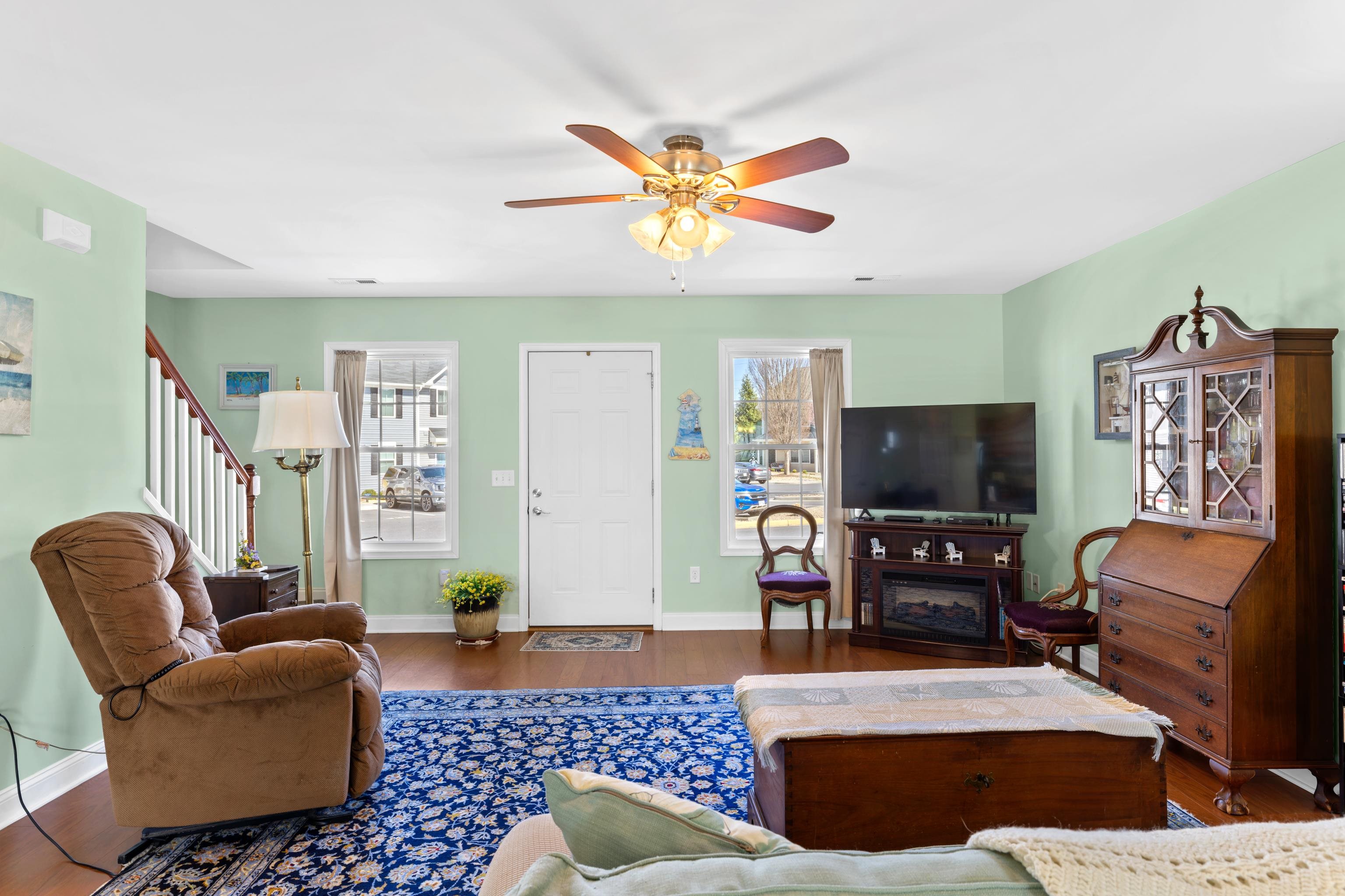 809 CARSON CIR