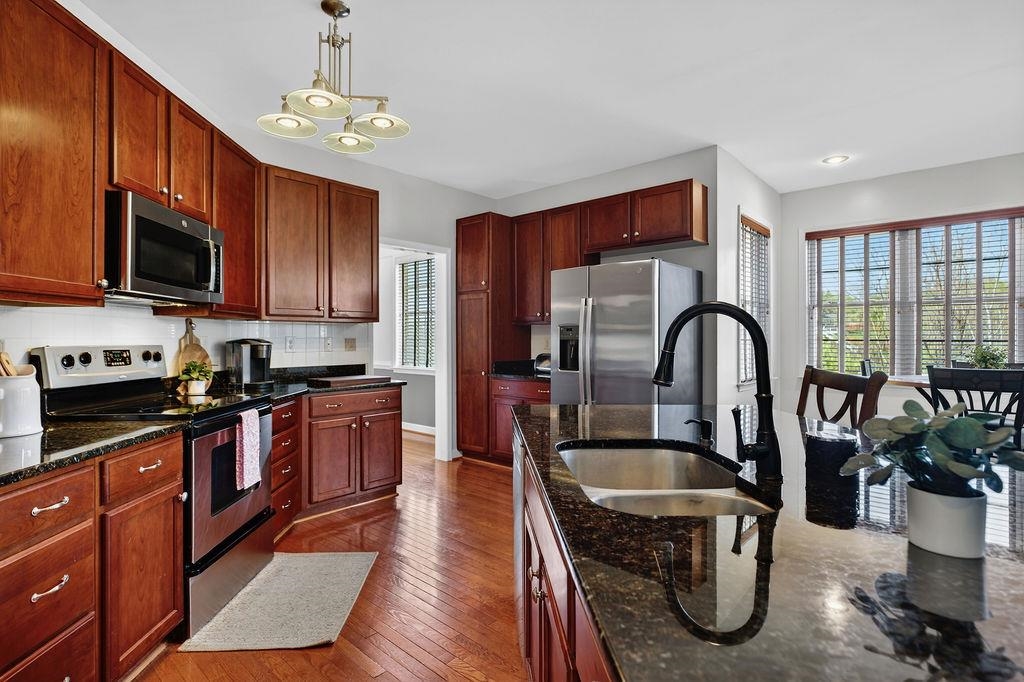 208 CLAYBROOK DR