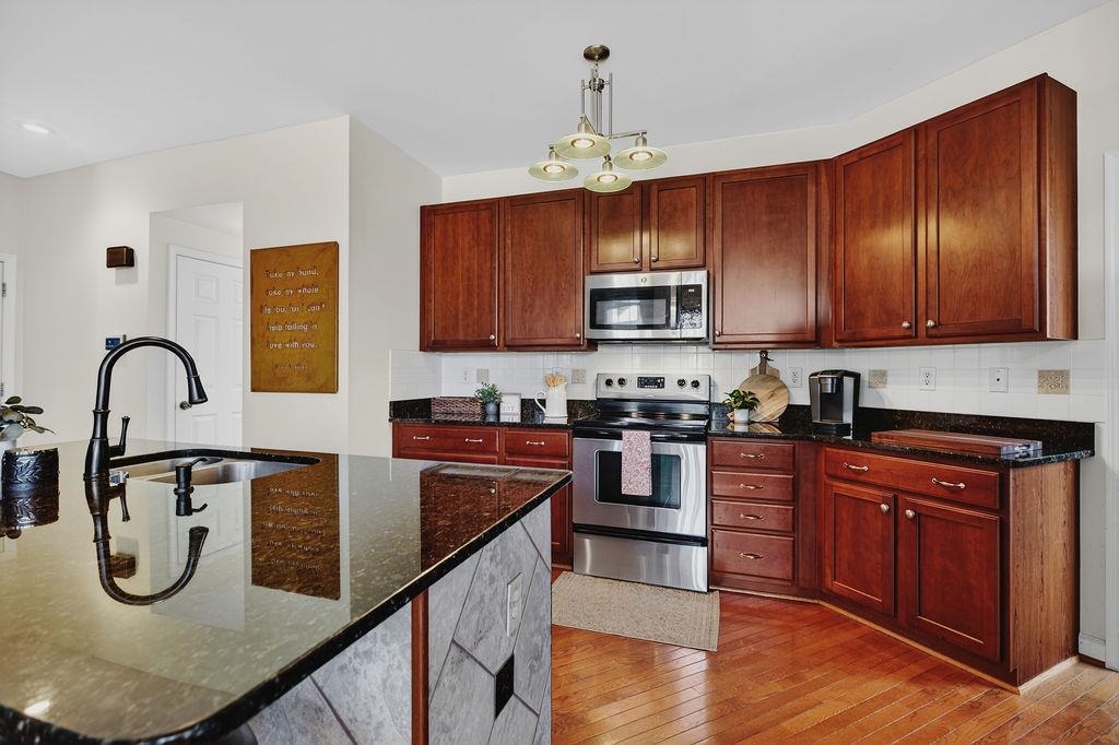 208 CLAYBROOK DR