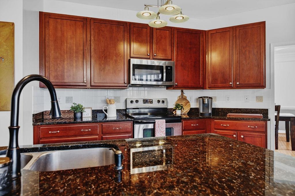 208 CLAYBROOK DR