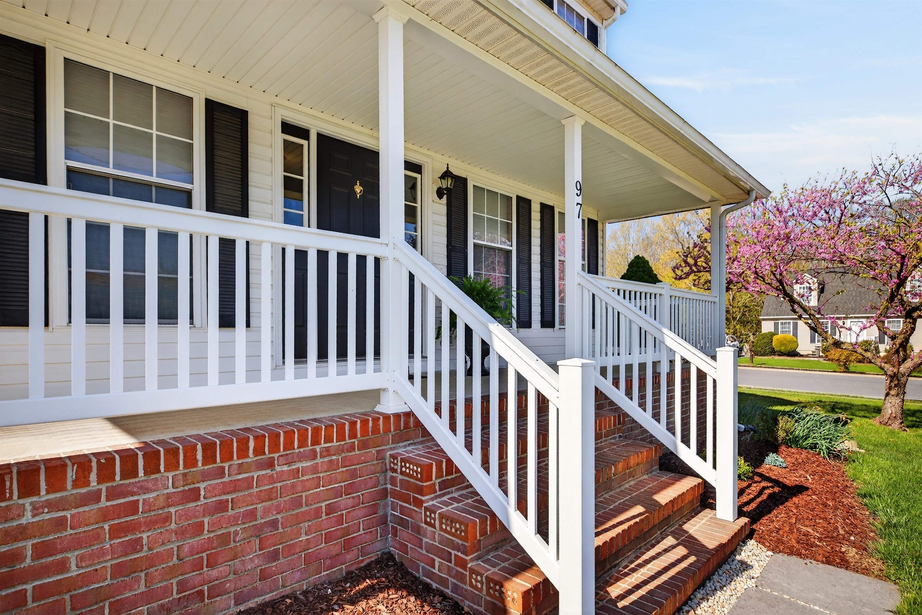 97 LAUREL OAK LN