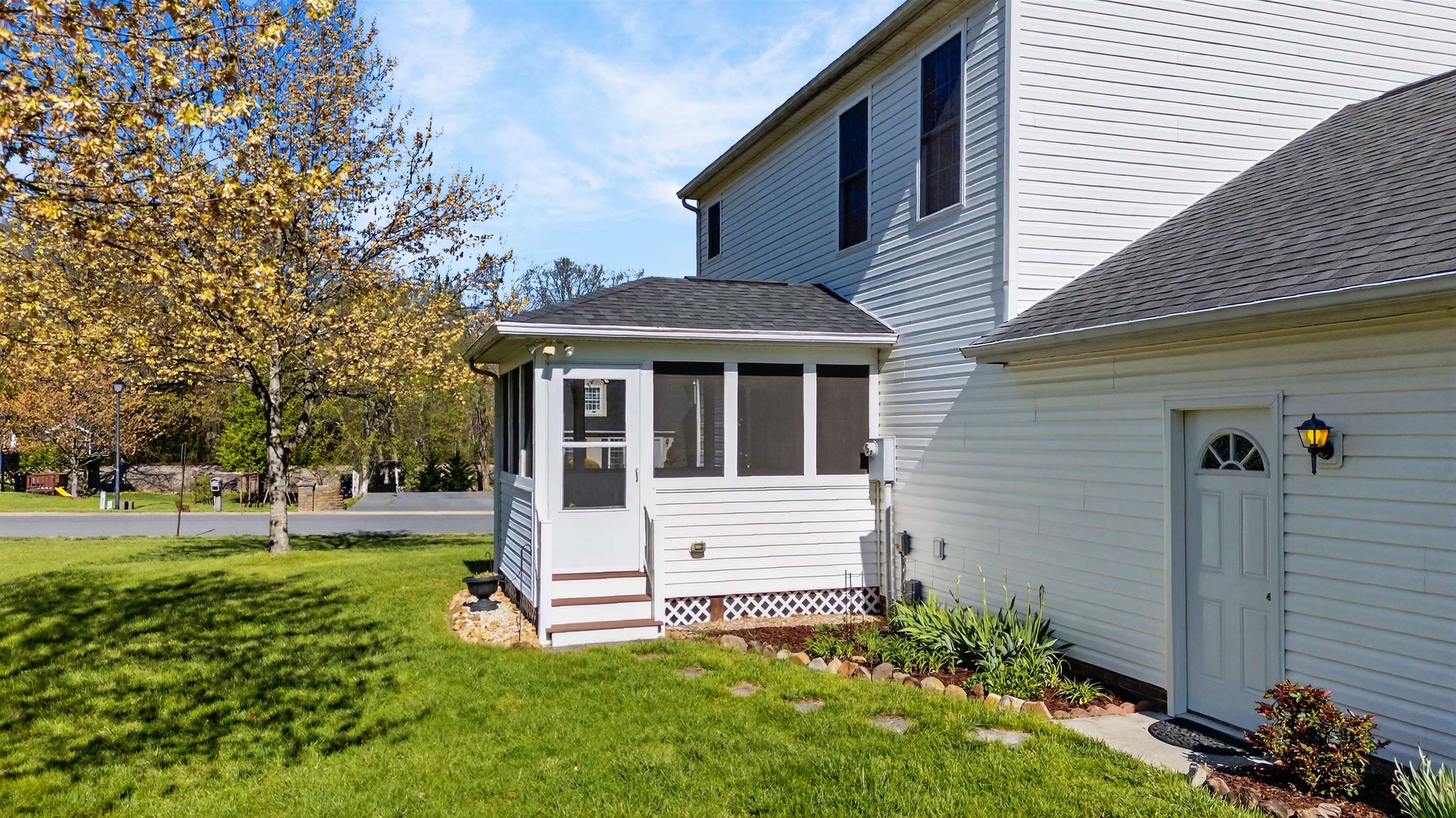 97 LAUREL OAK LN