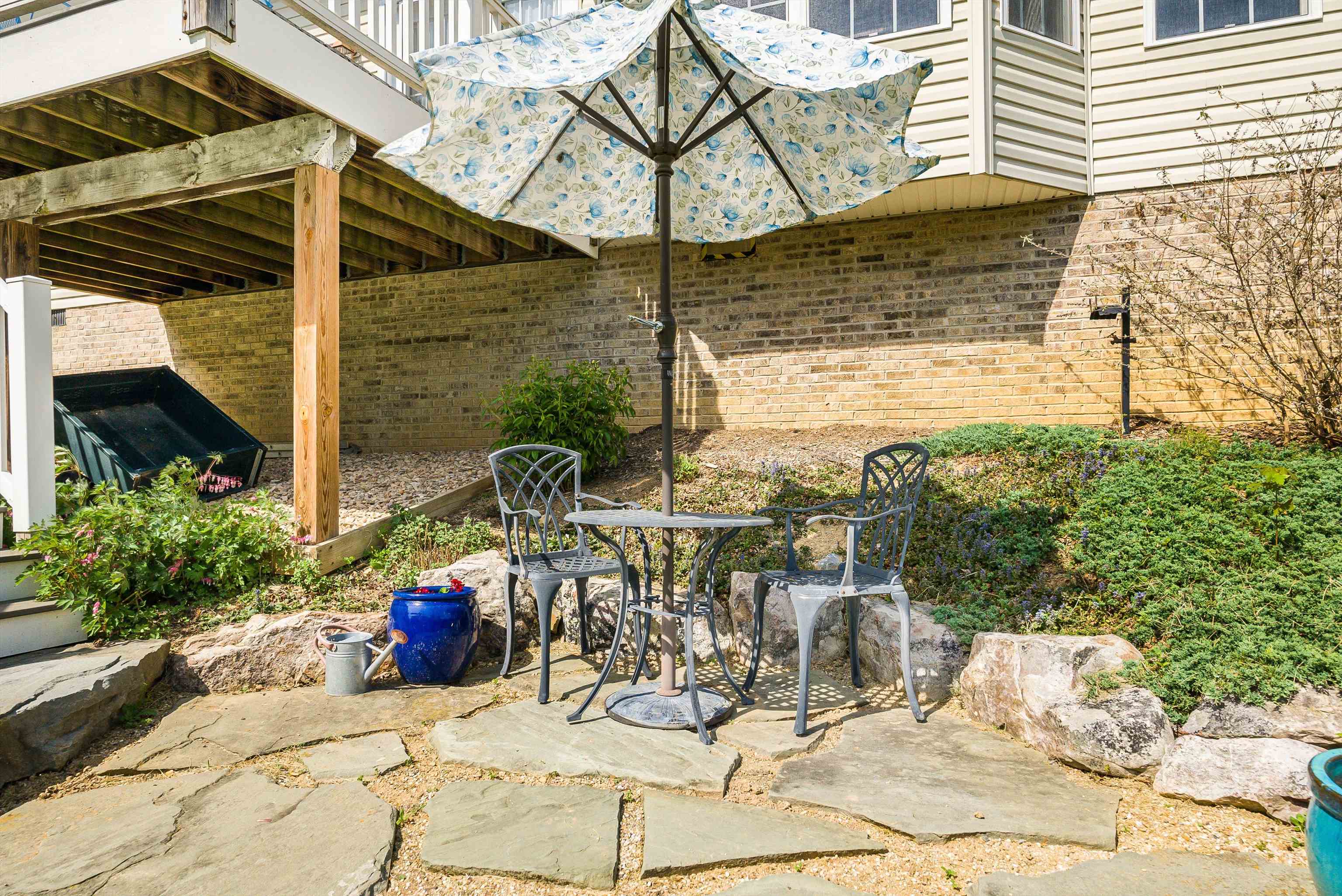 84 WINDSOR DR