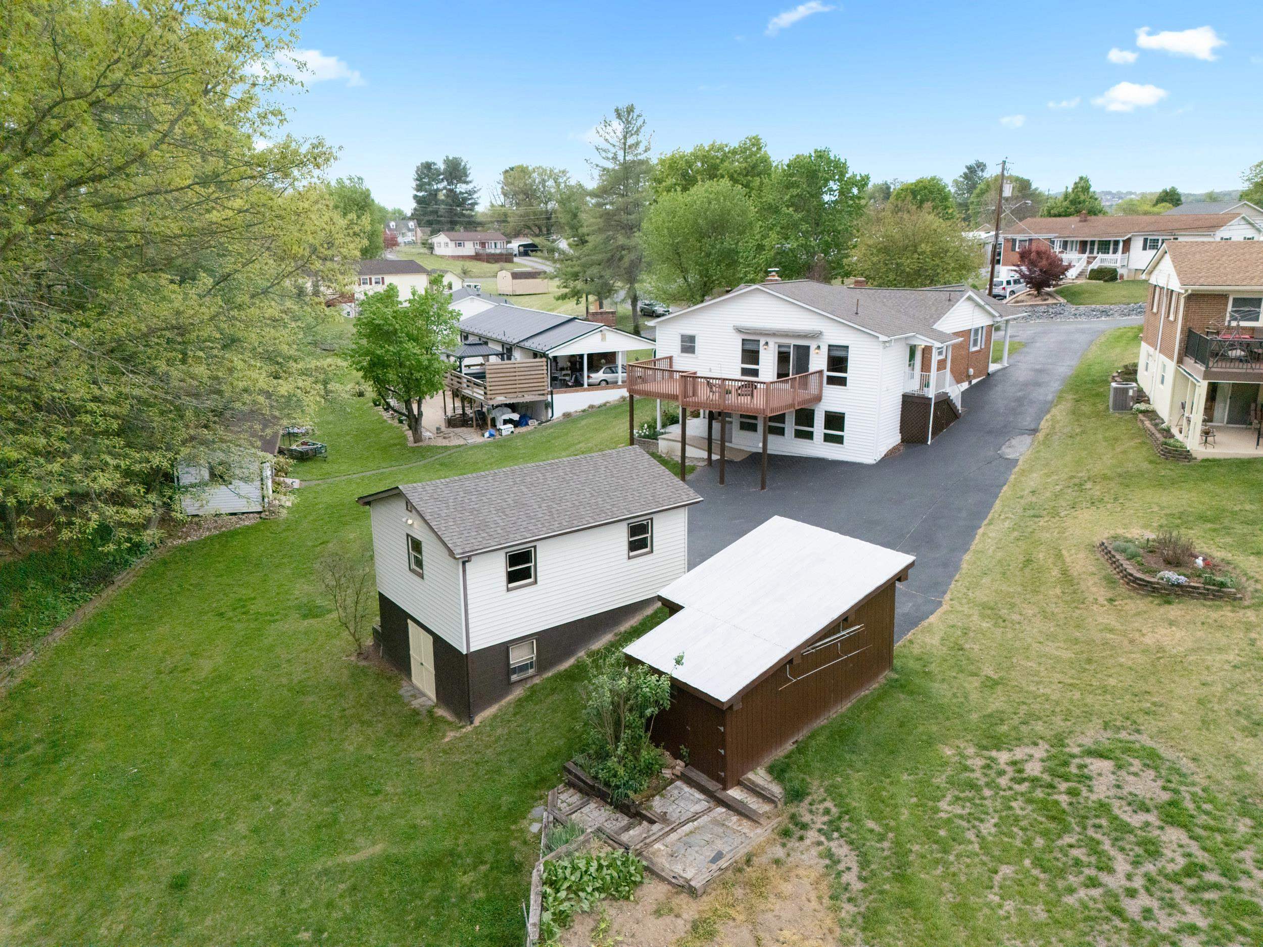 35 HILLSIDE DR