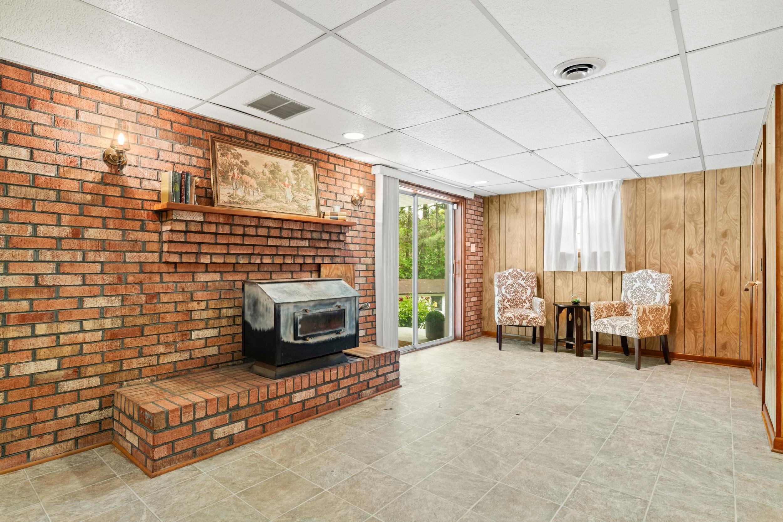 35 HILLSIDE DR