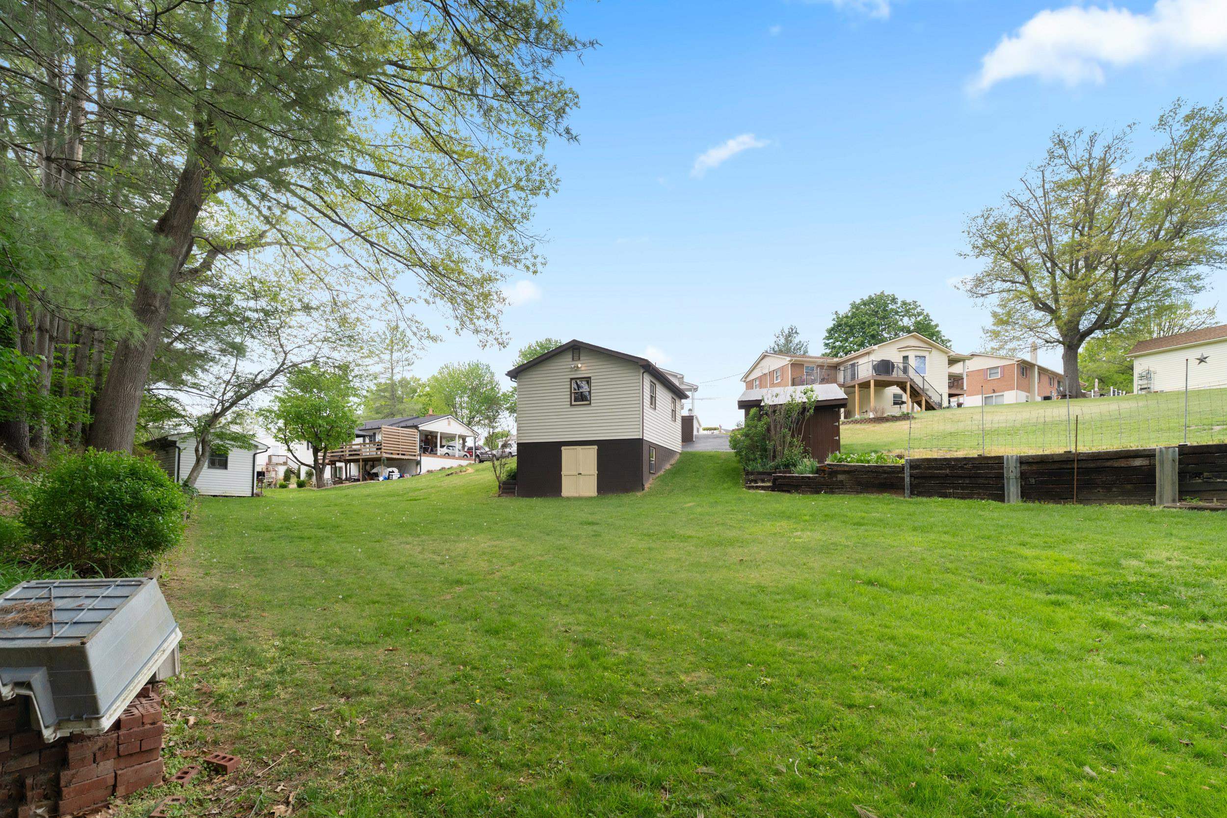 35 HILLSIDE DR