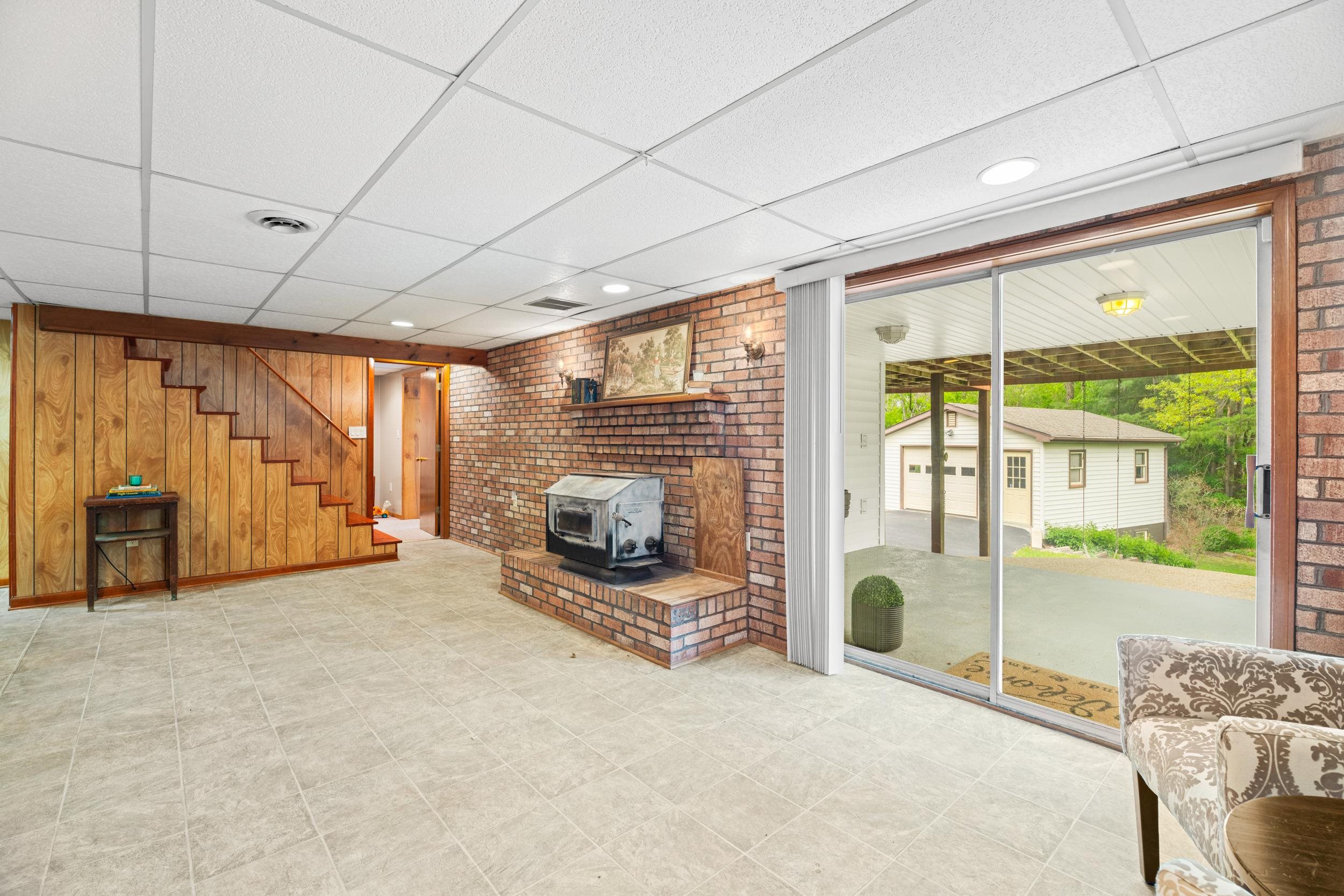 35 HILLSIDE DR