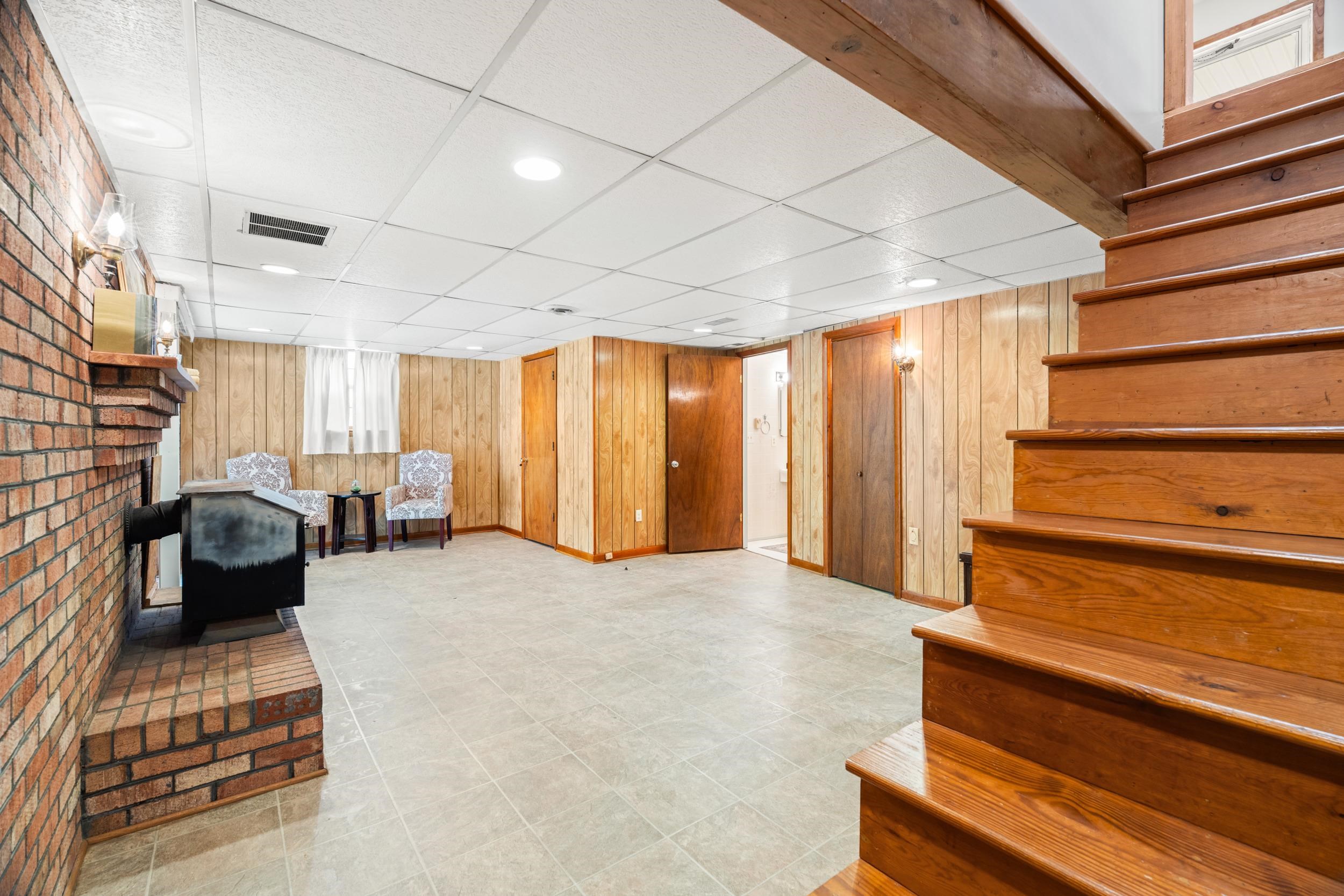35 HILLSIDE DR