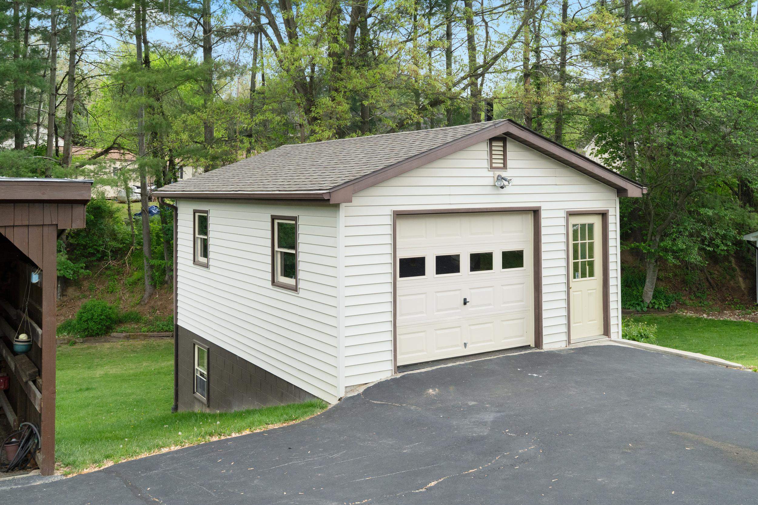35 HILLSIDE DR