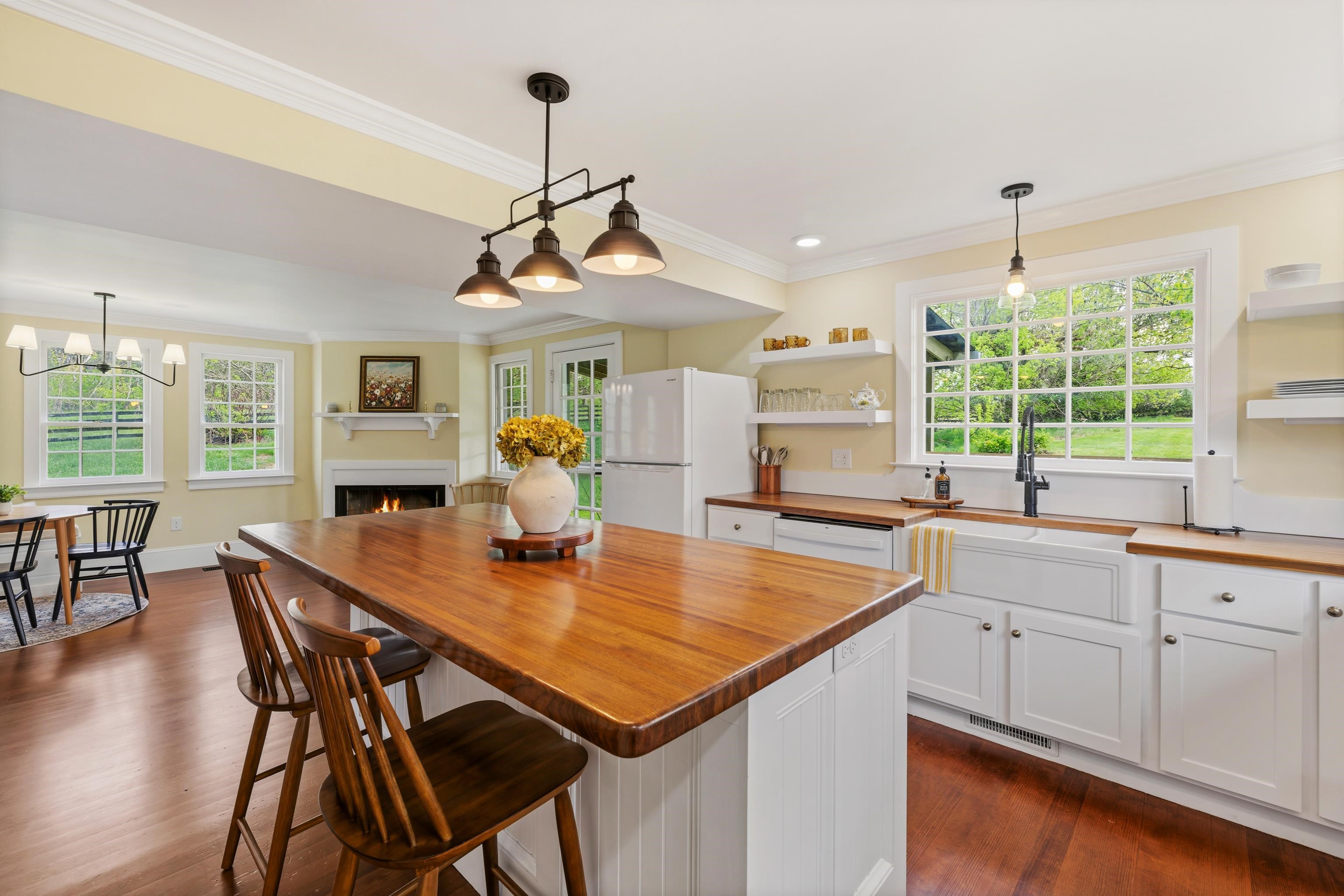 396 BELLEVUE LN