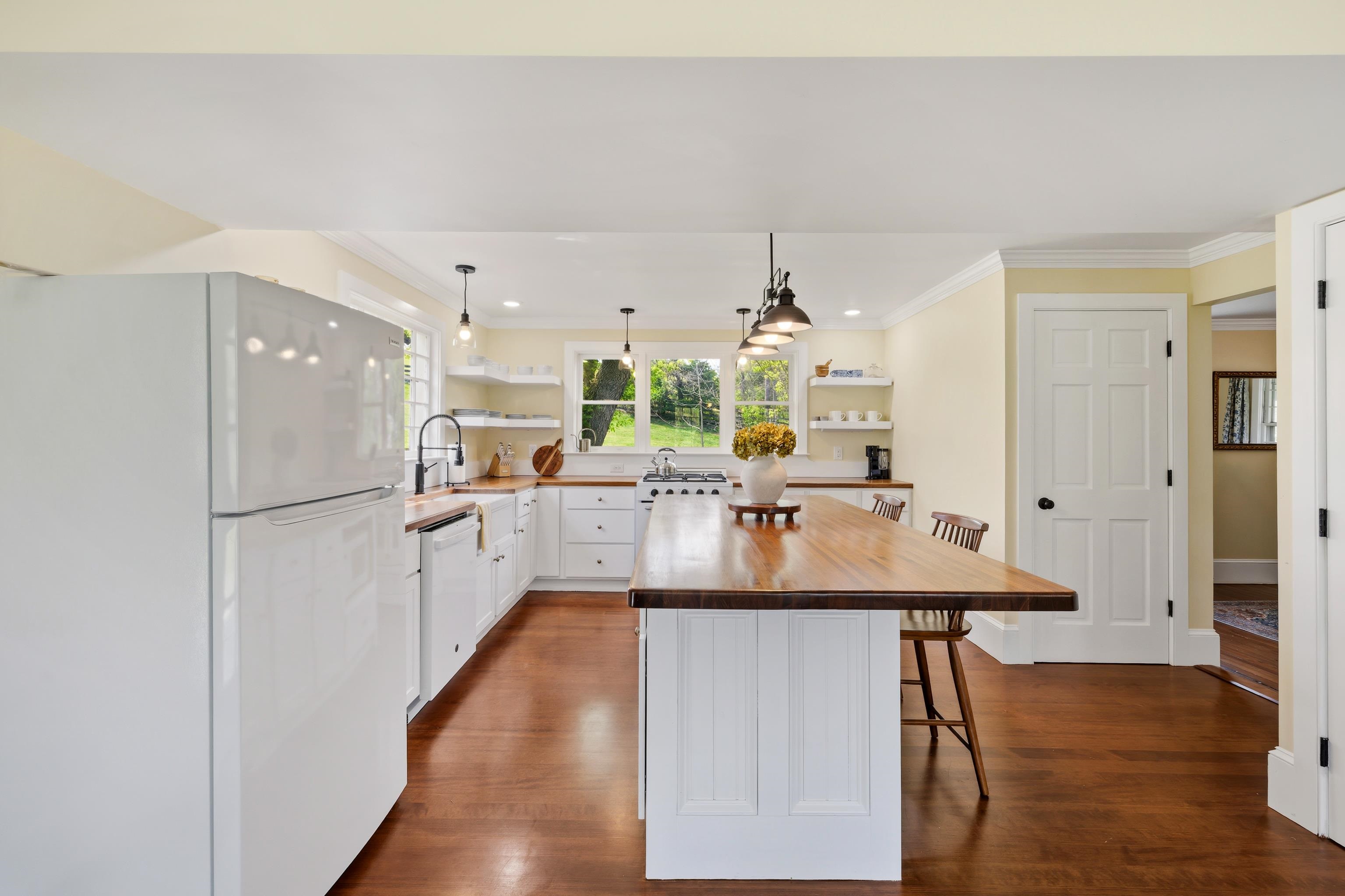 396 BELLEVUE LN