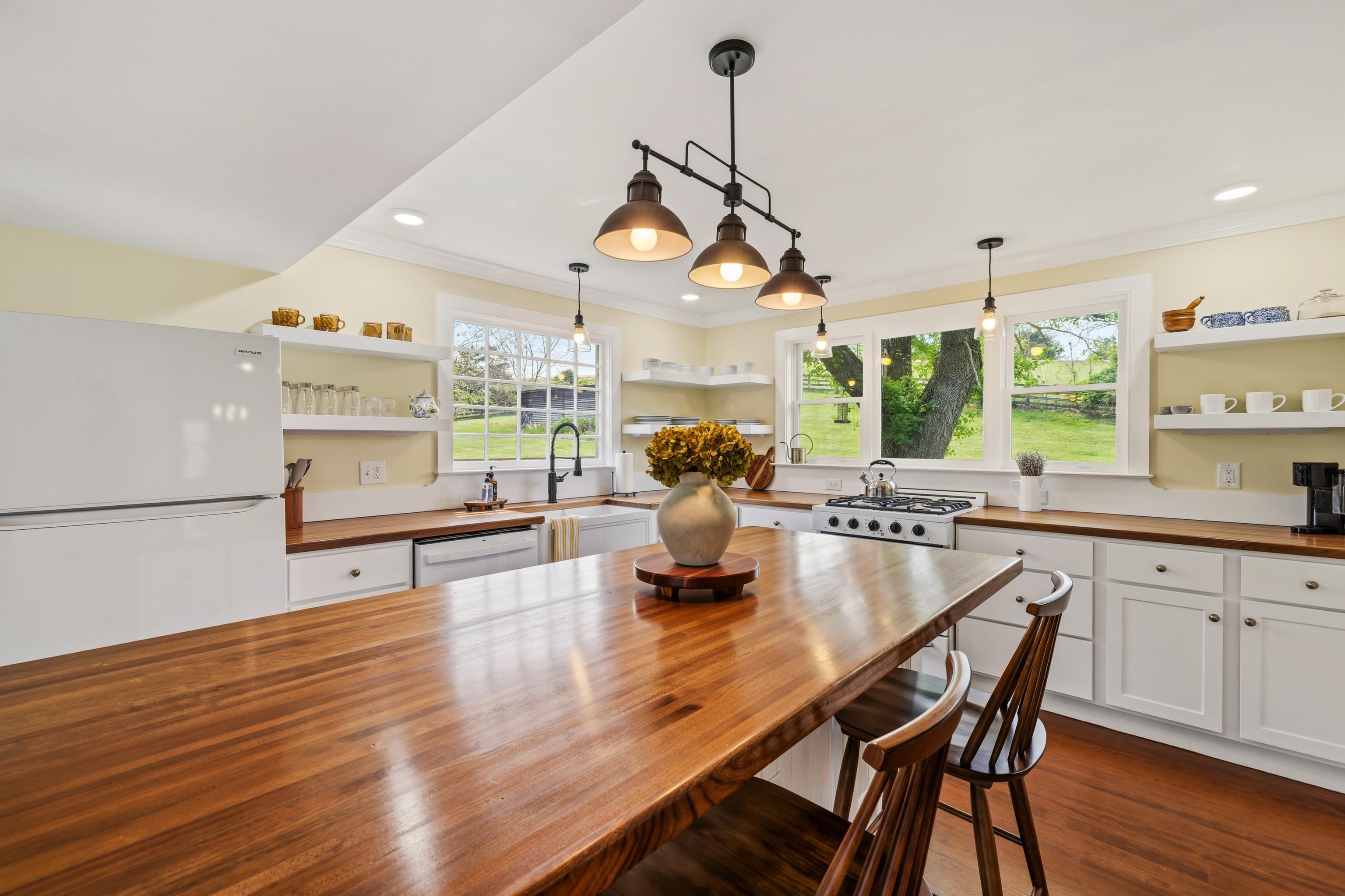 396 BELLEVUE LN